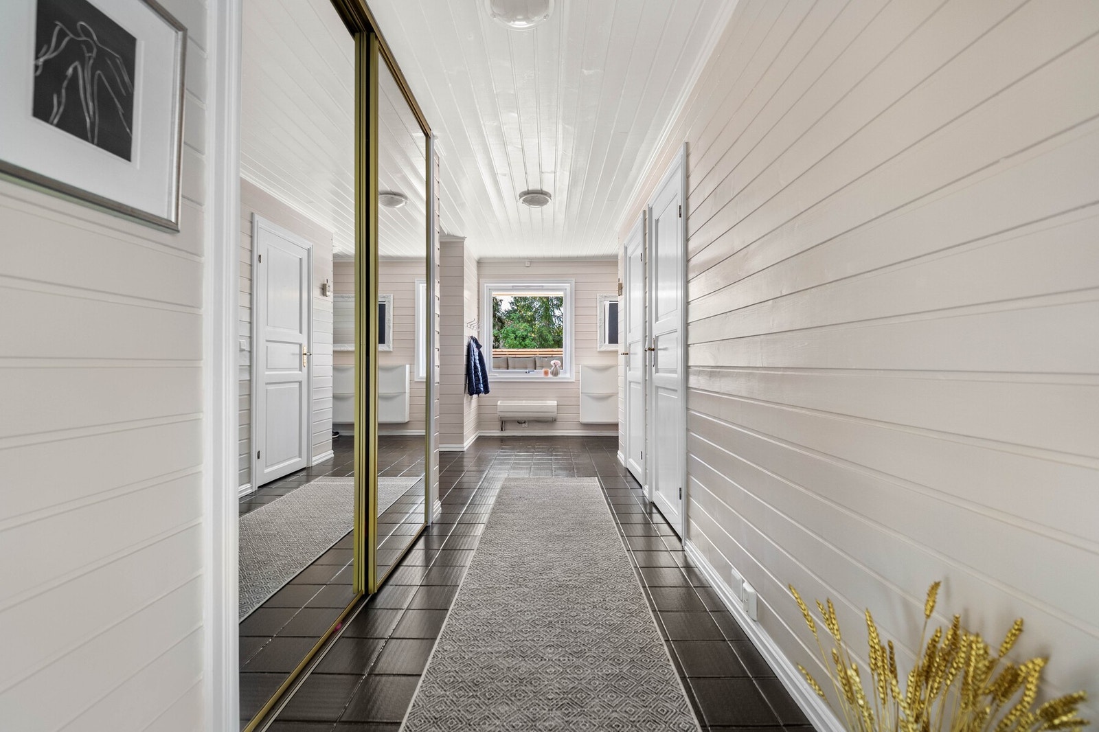 Yttertøyet ryddes enkelt bort i en stor skyvedørsgarderobe i entreen. Galleribilde