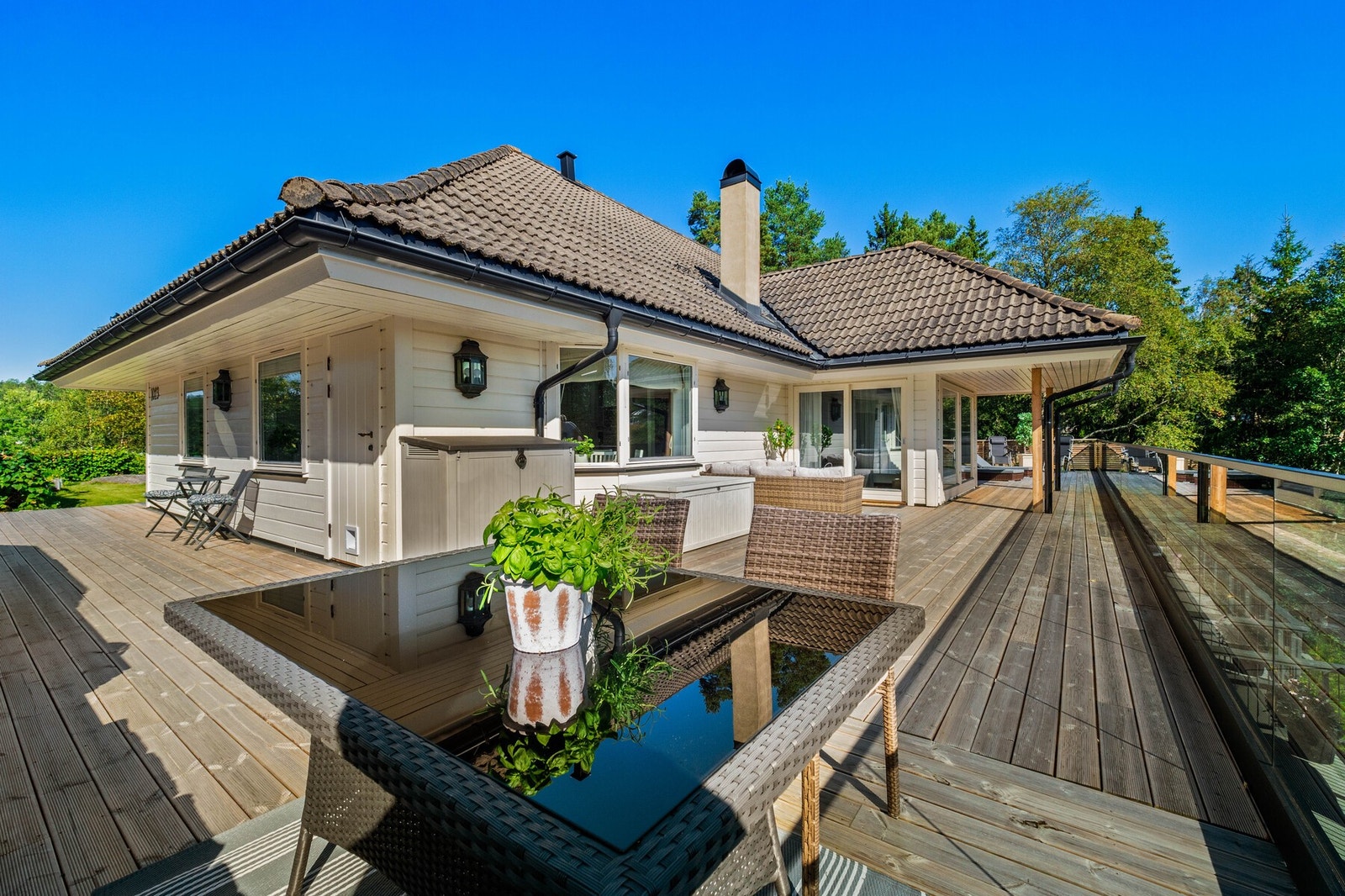 Den store terrassen er naturlig inndelt i ulike soner for familien. Galleribilde