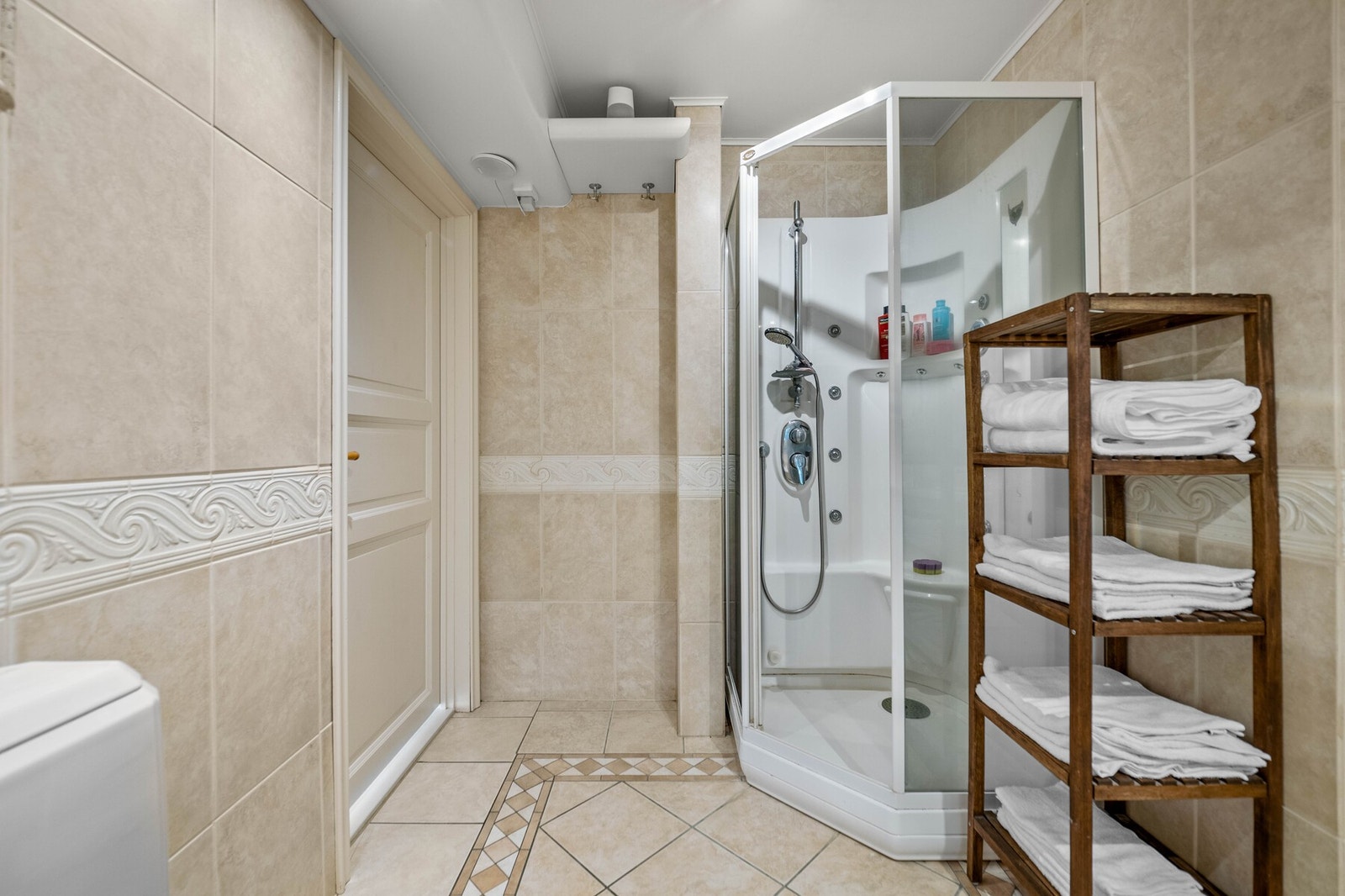 På badet er det både boblekar og dusjkabinett. Galleribilde