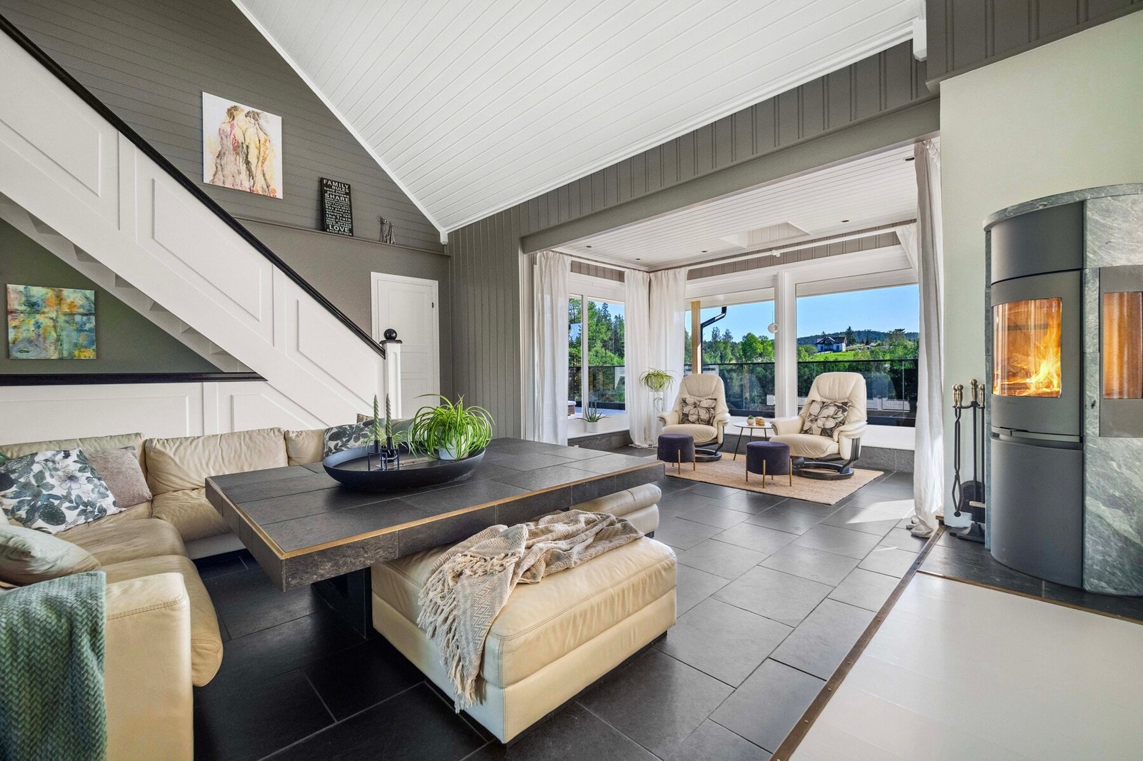 Med både gulvvarme og peisovn fra 2019 får man det lunt og godt på det nederste stuenivået. Galleribilde