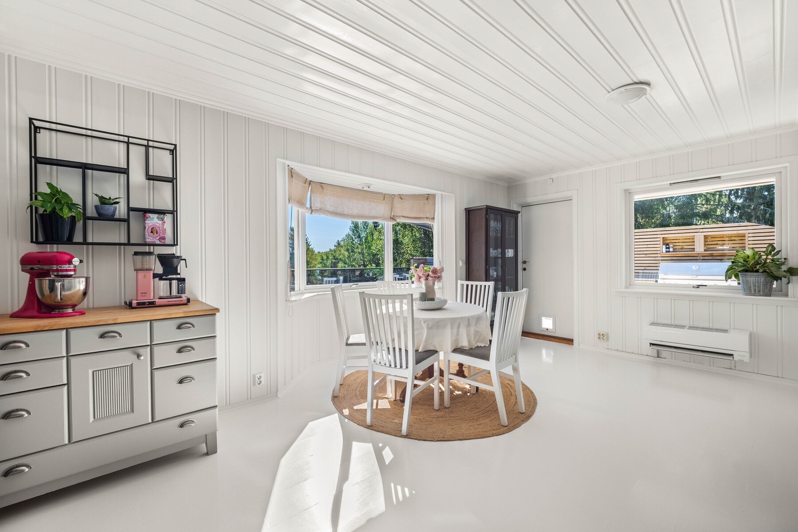 Kjøkkenet har varmepumpe og direkte utgang til terrassen, meget praktisk når man ønsker å grille og spise utendørs. Galleribilde