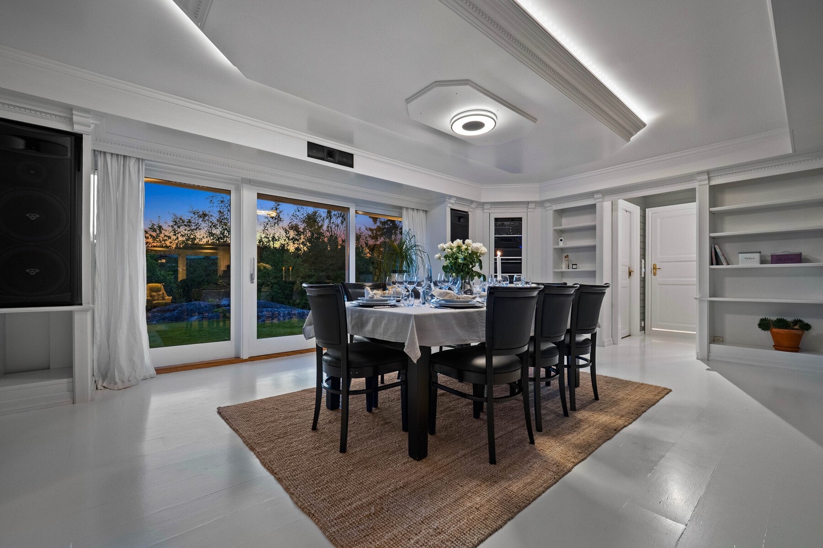 Stuen kan enkelt forvandles til en hjemnekino. Galleribilde