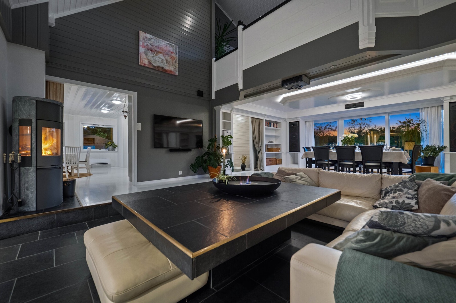 Denne luftige stuen har takhøyde på 6,4 meter, noe som skaper en fantastisk følelse av rom og lys. Galleribilde