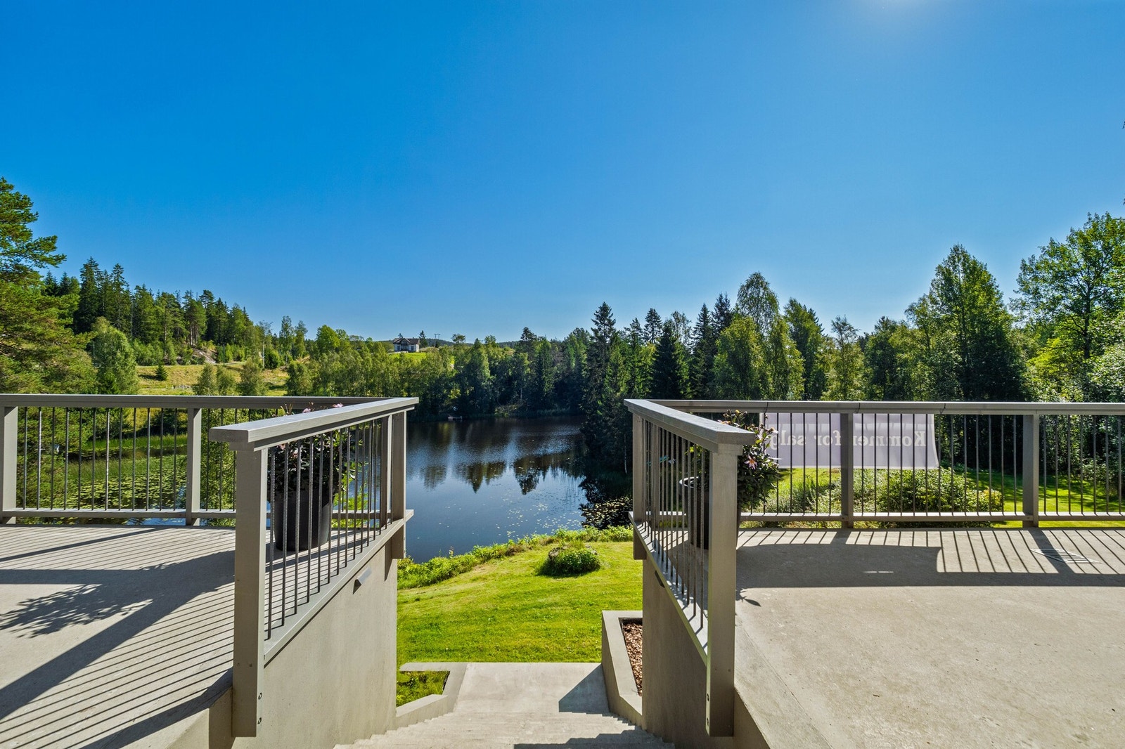Med strandlinje er alt tilrettelagt for pur sommeridyll - uten å forlate egen tomt. Galleribilde