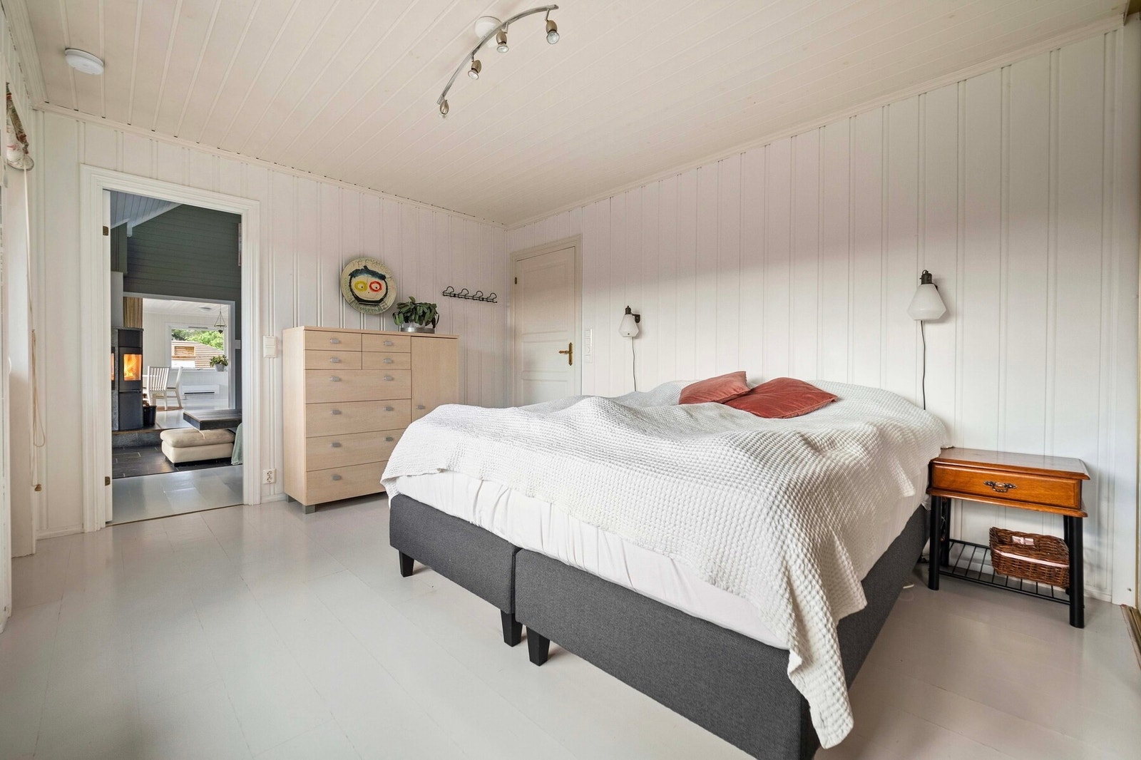 Villaen har til sammen fire soverom, fordelt med to i første etasje og to i loftsetasjen. Galleribilde