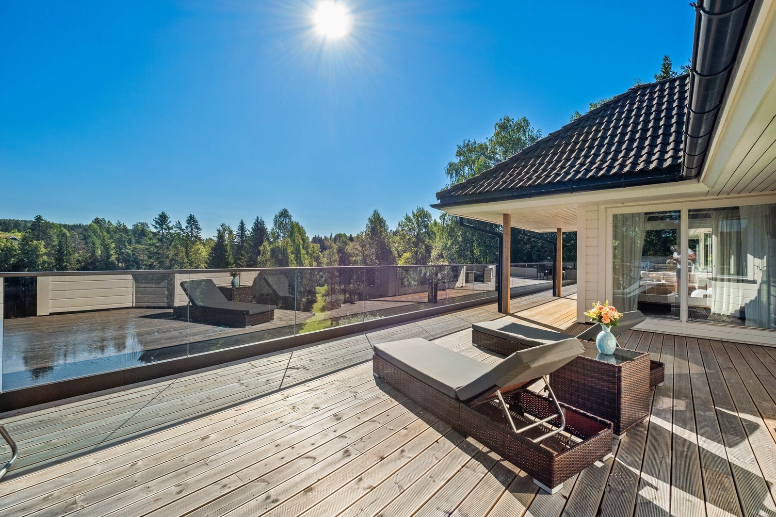 Terrassen er oppført i impregnert trekverk. Galleribilde