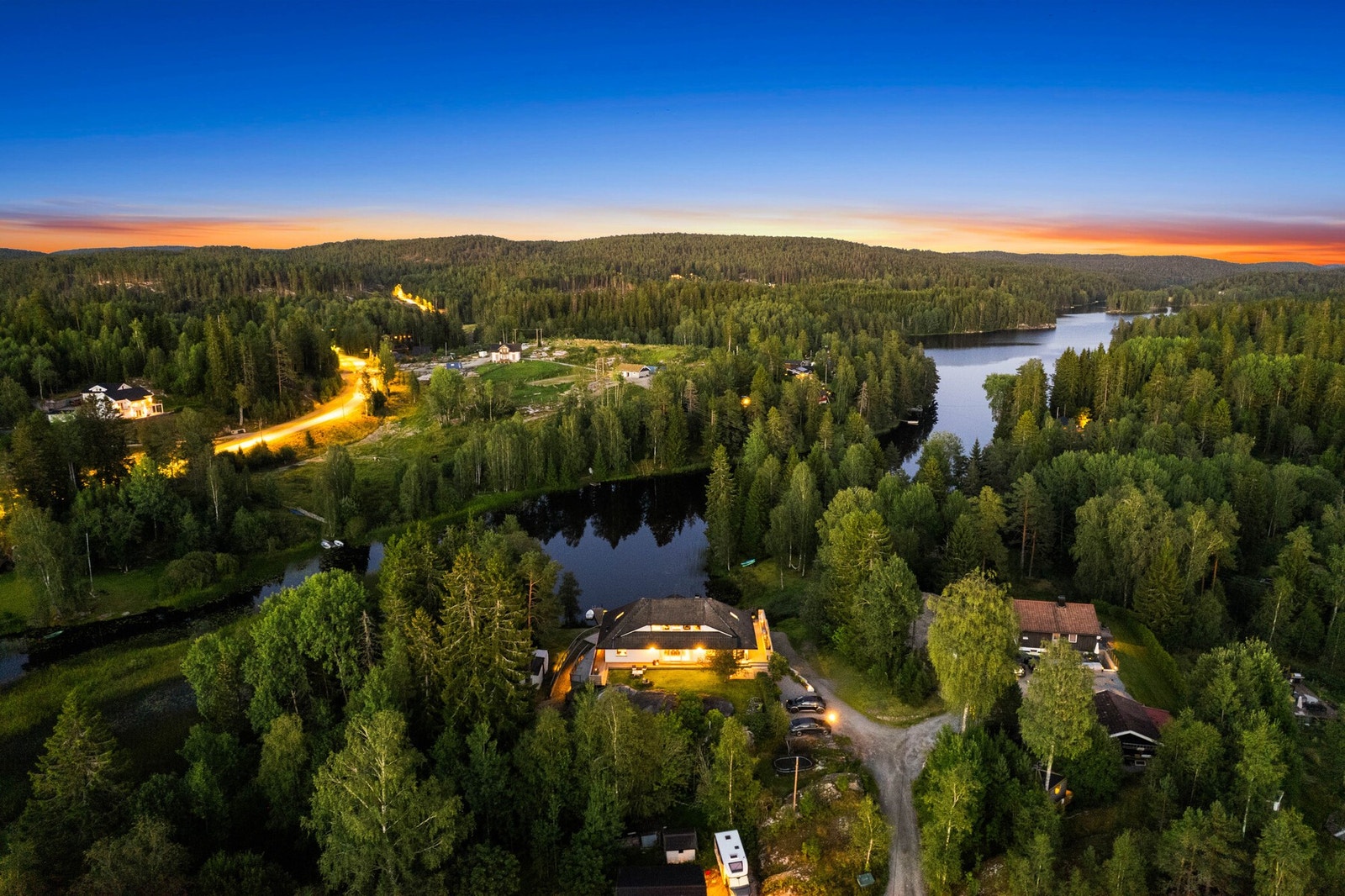 Boligen har en skjermet beliggenhet blant trærne; idyllisk, fredfullt og naturskjønt. Galleribilde