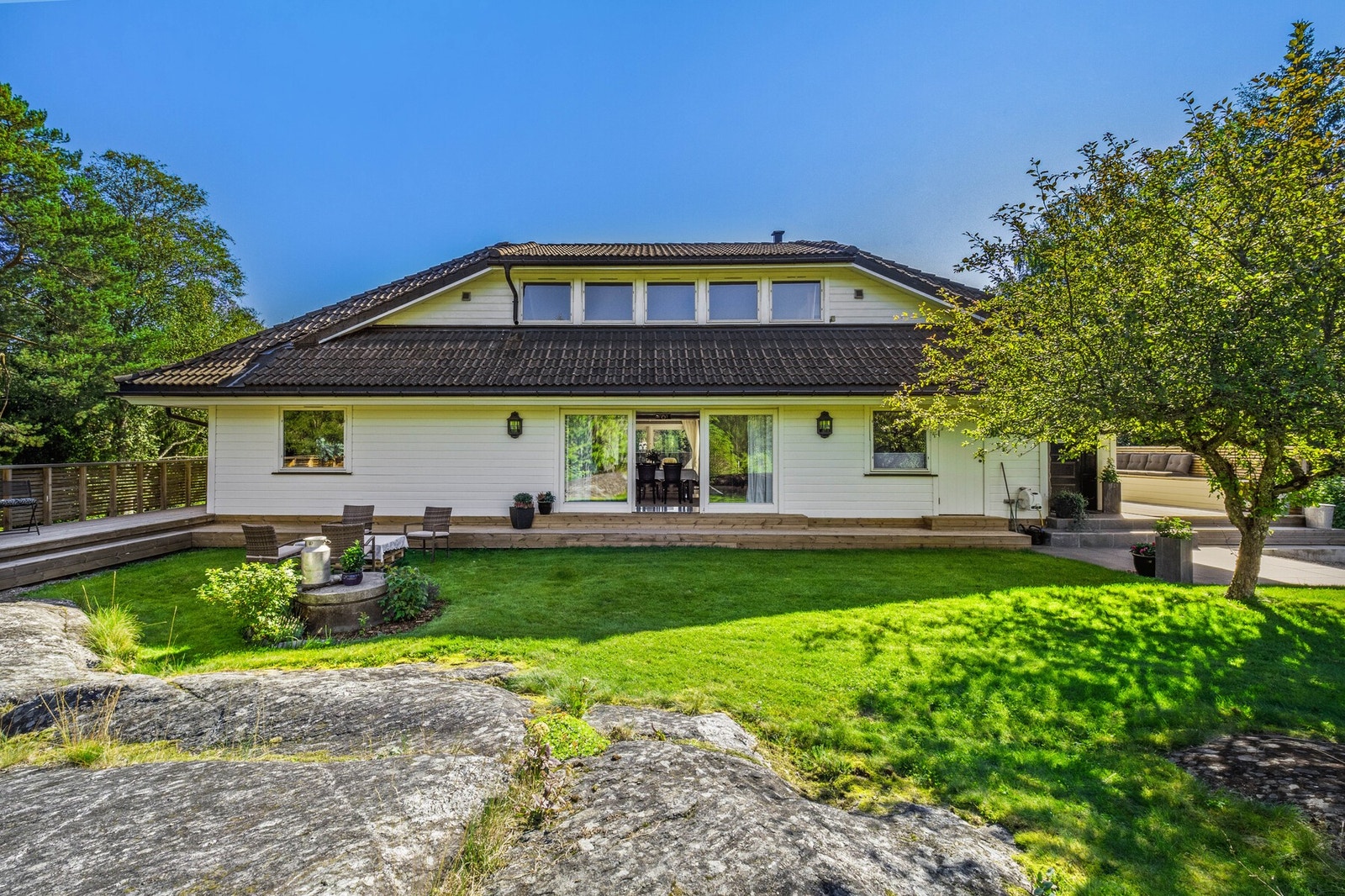 Her kan man sette opp en trampoline eller spille fotball med venner etter skolen. Galleribilde