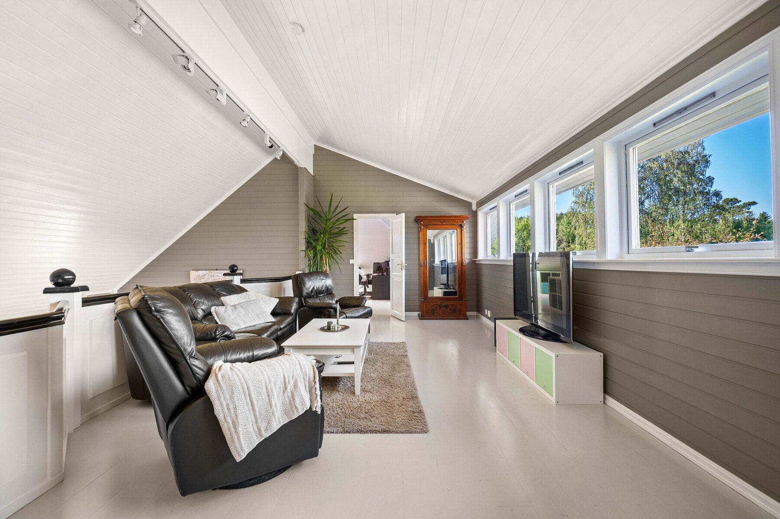 Over hovedstuen finner man en lys og åpen loftstue. Galleribilde