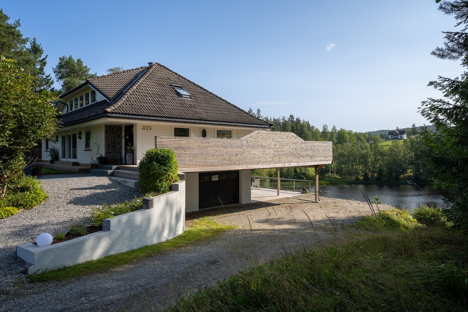 Garasjen har direkte inngang til huset - her går man tørrskodd inn i all slags vær. Galleribilde