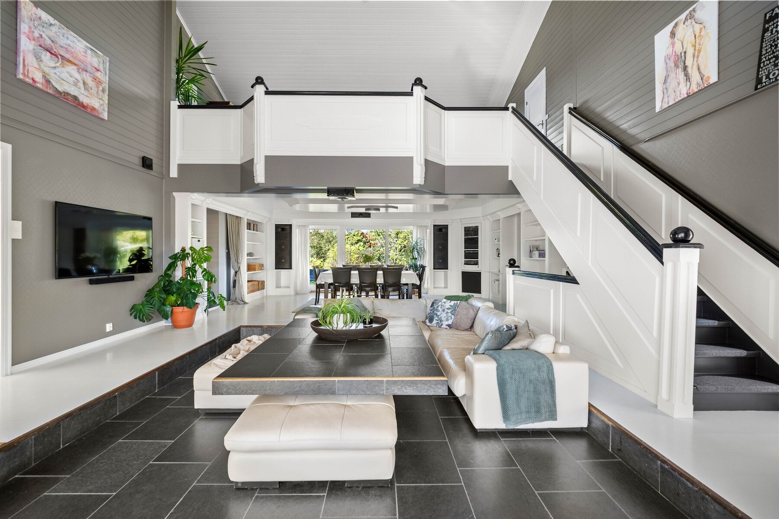 Opp til loftsetasjen er det en staselig trapp med detaljer som brystningsspeil og gelenderdekor. Galleribilde