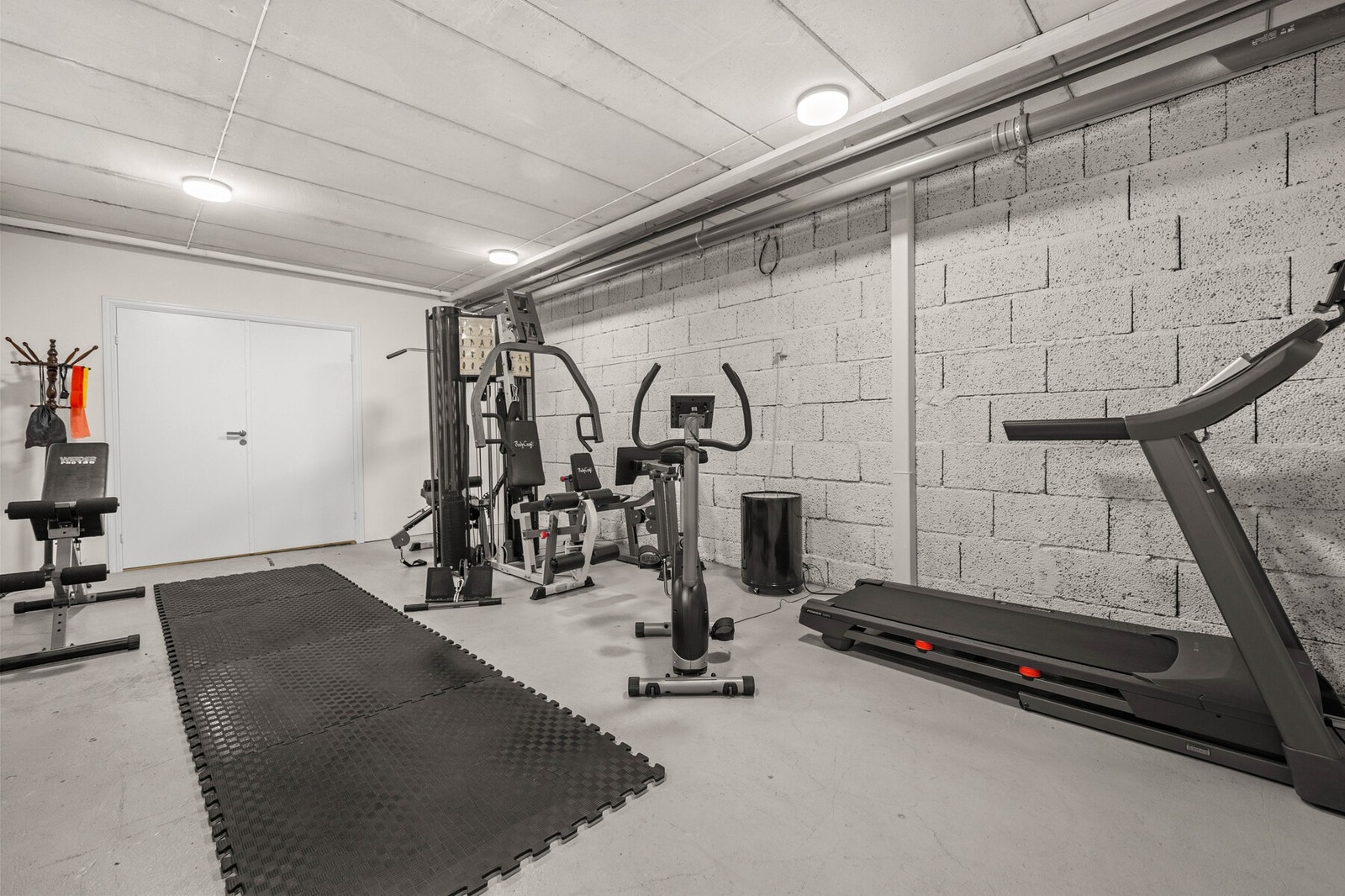 Fleksibiliteten er god, og i underetasjen har villaen et innredet treningsrom. Galleribilde