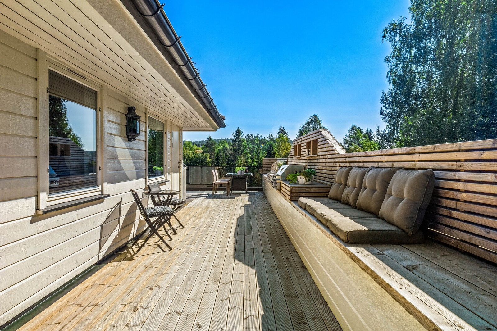 Utekjøkkenet har spilevegg og plassbygde sittebenker på begge sider. Galleribilde