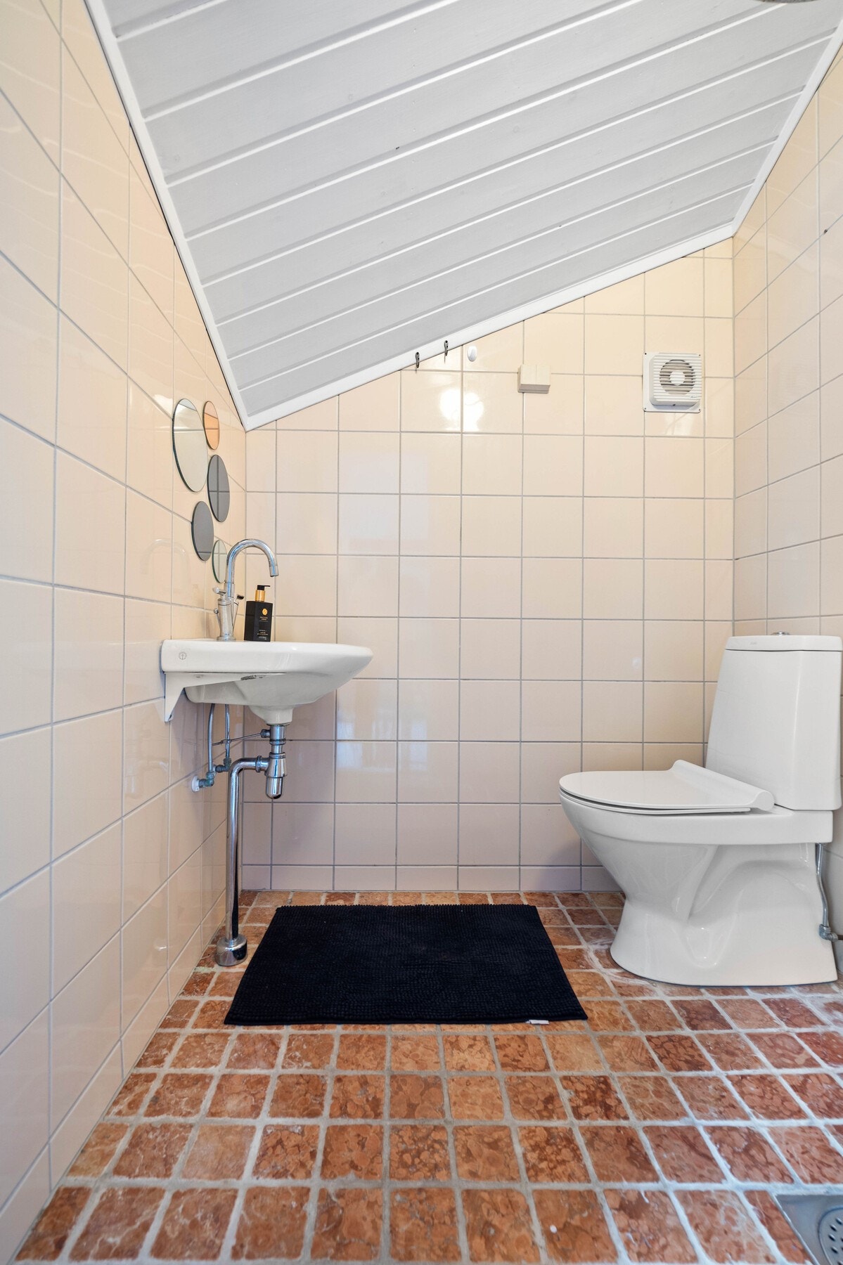 Begge rommene oppe har egne bad med fliser, toalett og dusjhjørne. Galleribilde