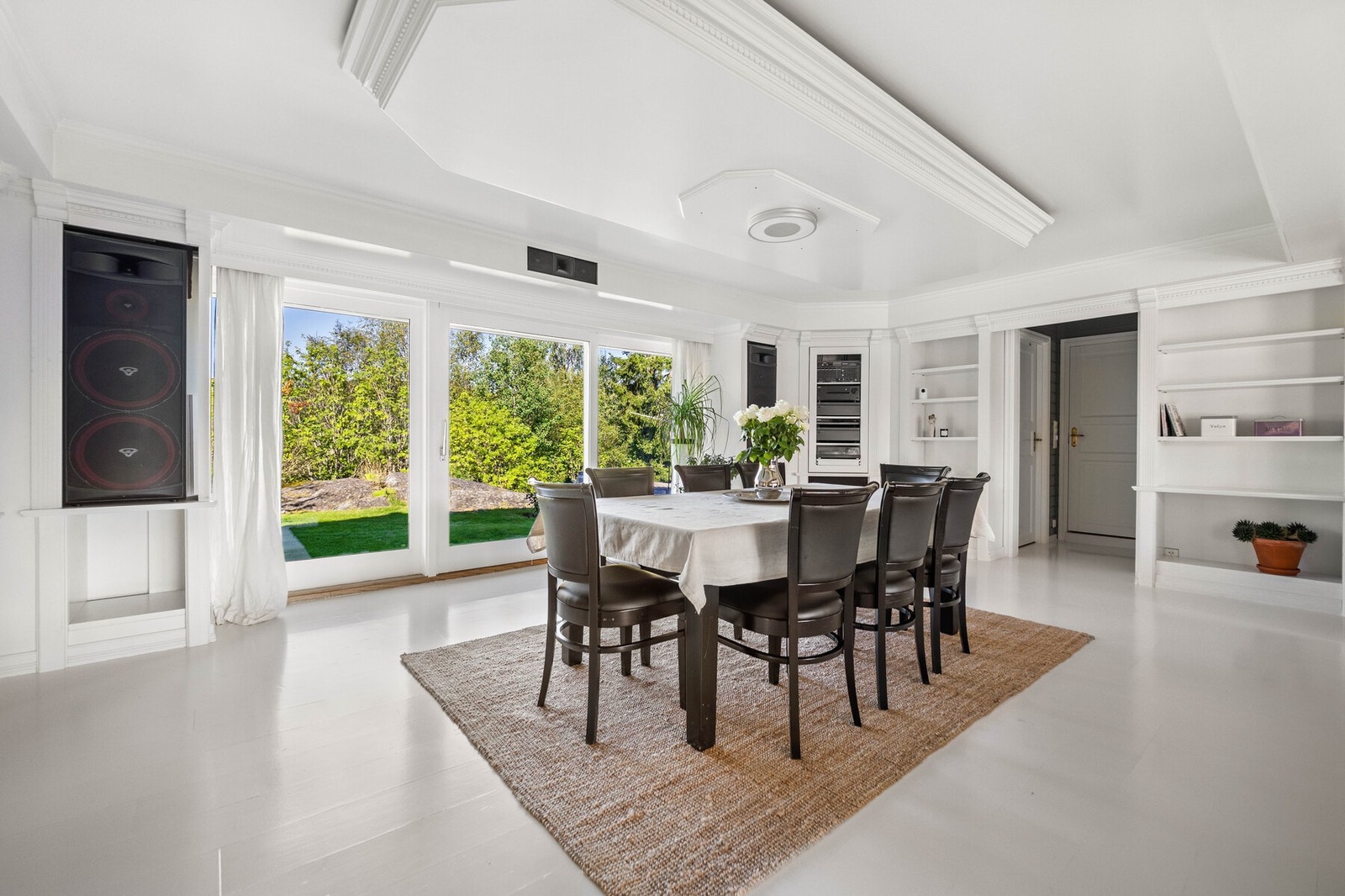 Taket er rikt utsmykket med listdekor, og over spisestuen er deler av taket senket -rammet inn av bred stukkatur. Galleribilde