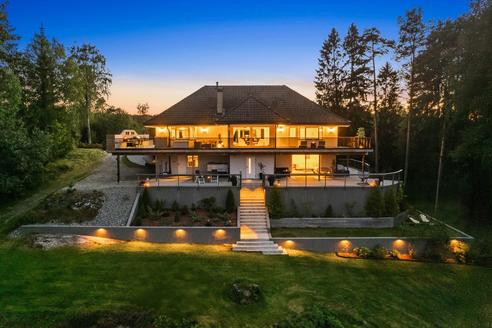 Velkommen til en stor villa over tre etasjer; et flott familiehjem med god fleksibilitet. Galleribilde