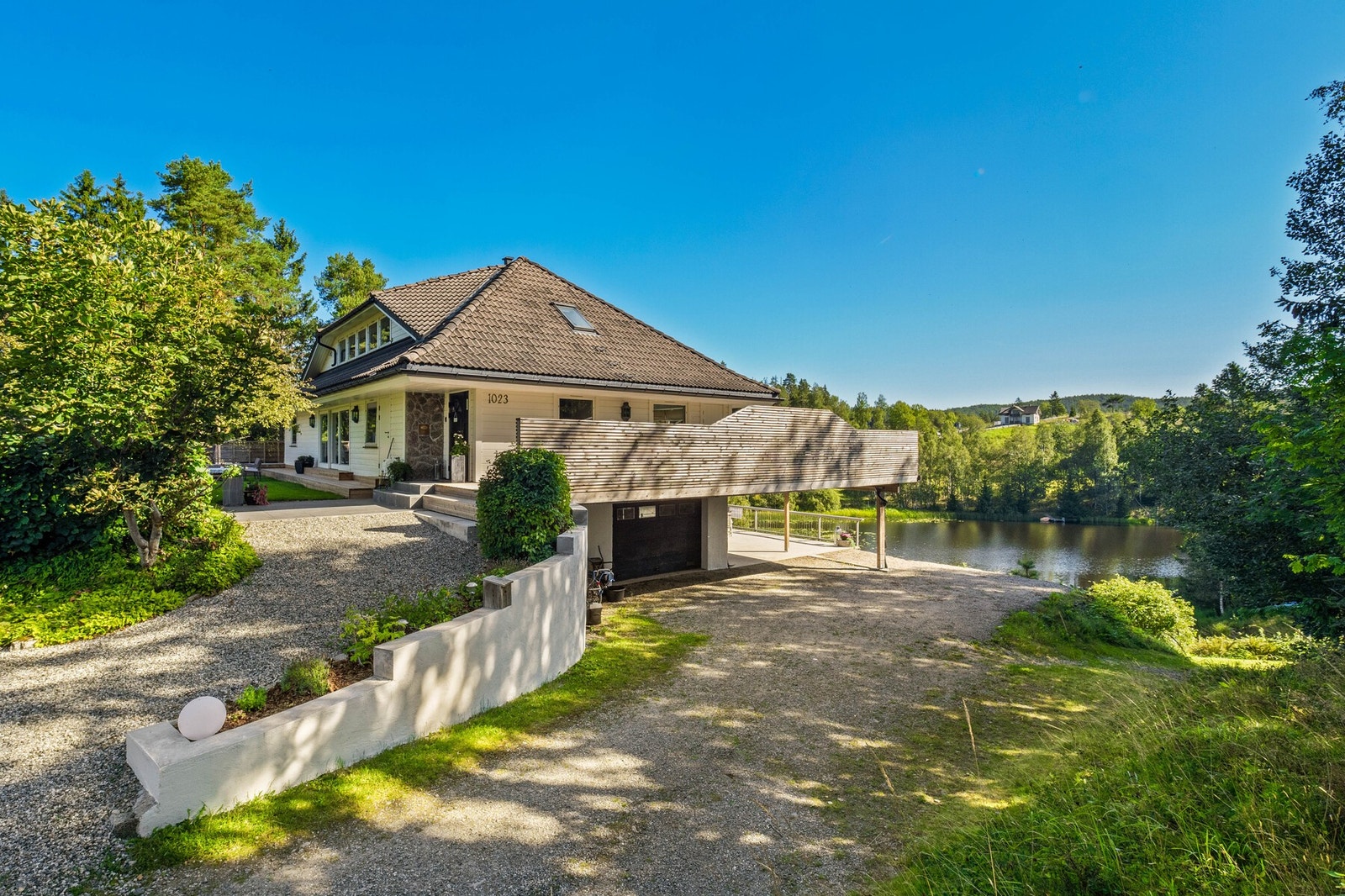 Parkeringen er god, på en gårdsplass og i en stor garasje integrert i villaen. Galleribilde