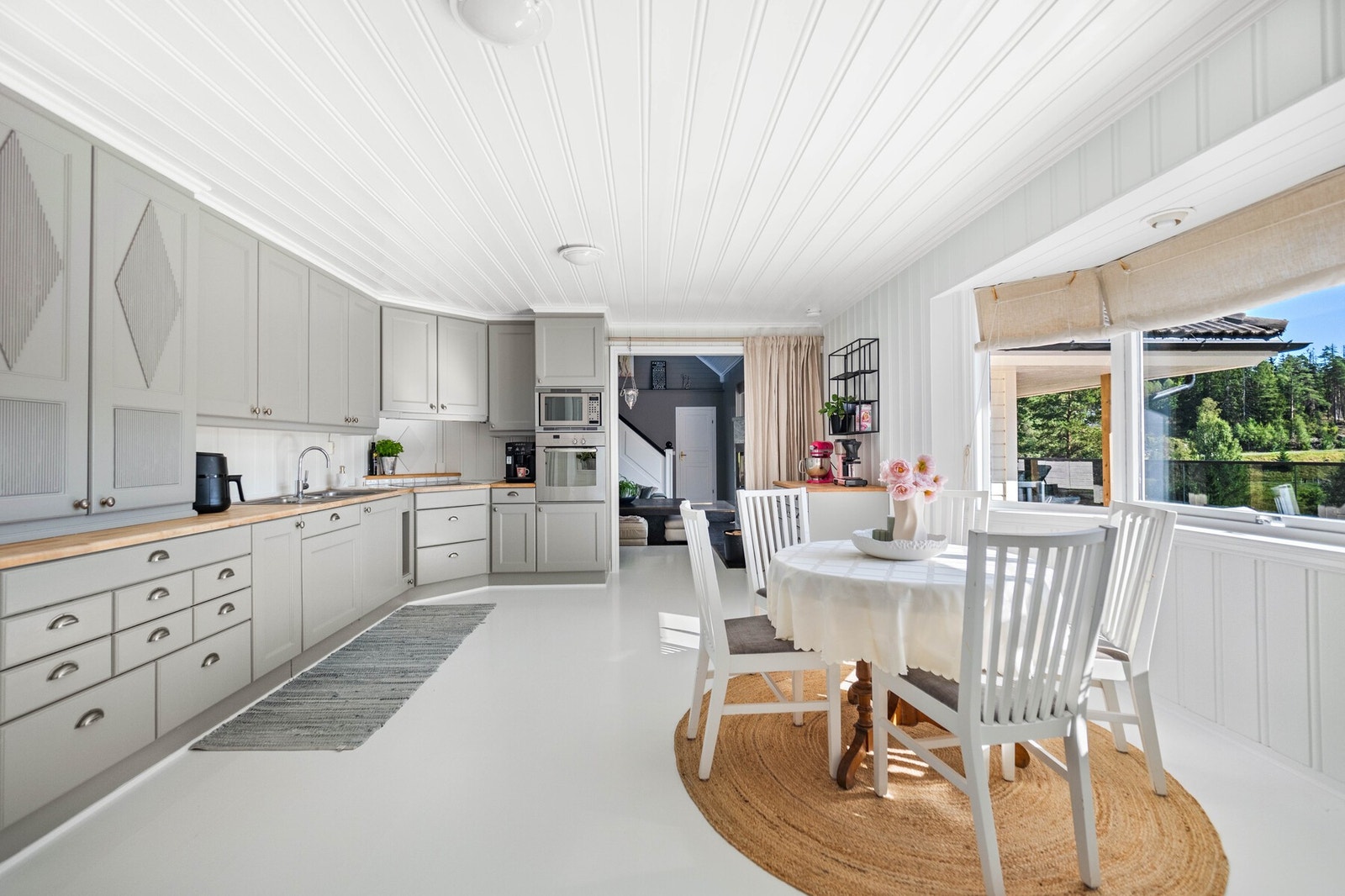 Kjøkkenet har spiseplass, god oppbevaring og fine fronter malt i 2021. Galleribilde