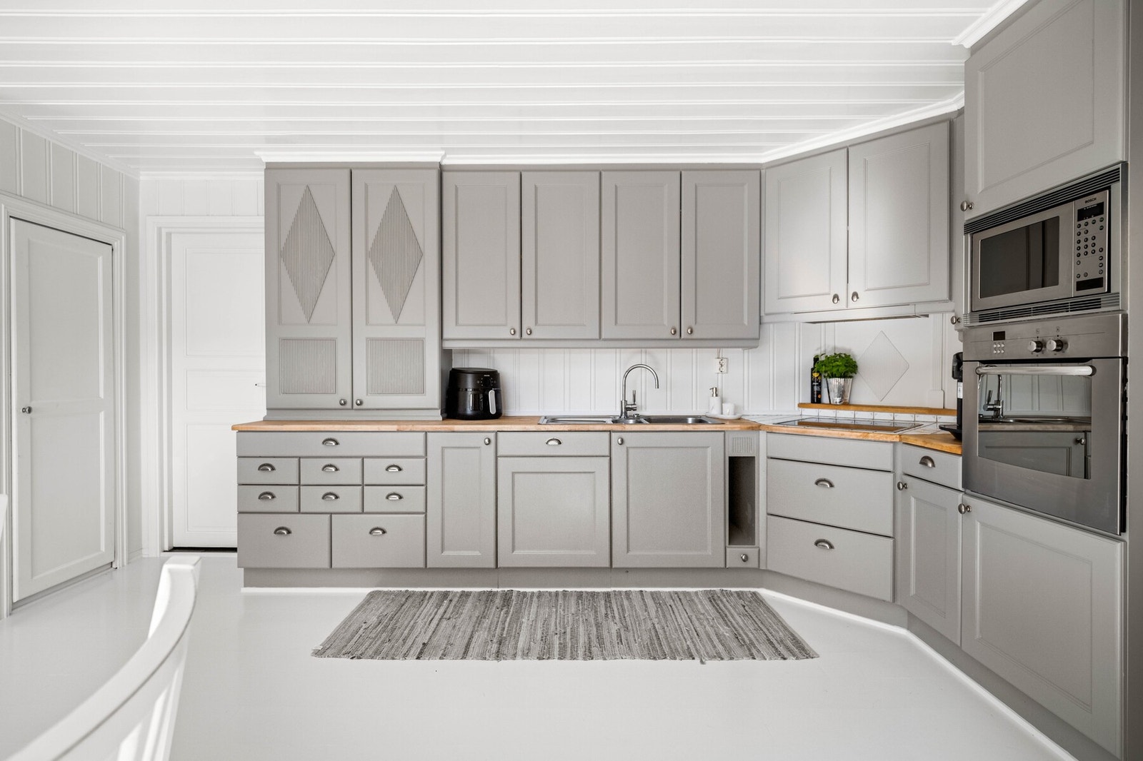 Integrerte hvitevarer inkluderer kjølerom, oppvaskmaskin og mikrobølgeovn. Galleribilde