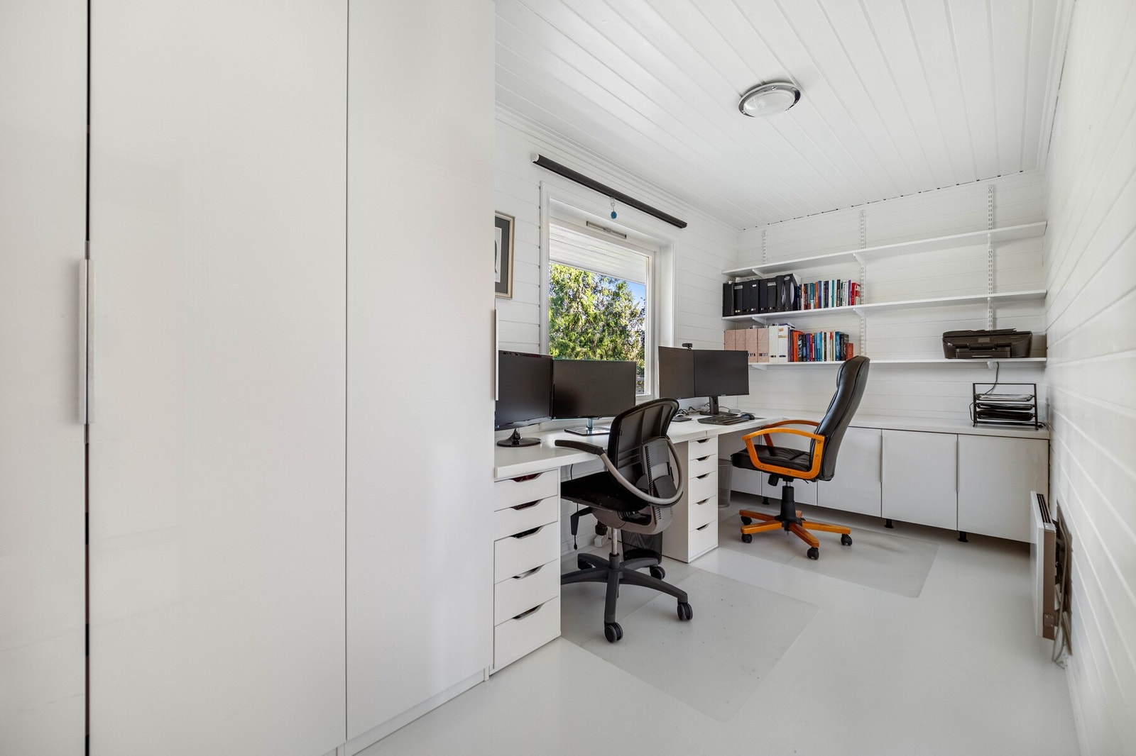 Hele fire soverom betyr mange valgmuligheter for familien, og det andre rommet nede benyttes i dag som kontor. Galleribilde