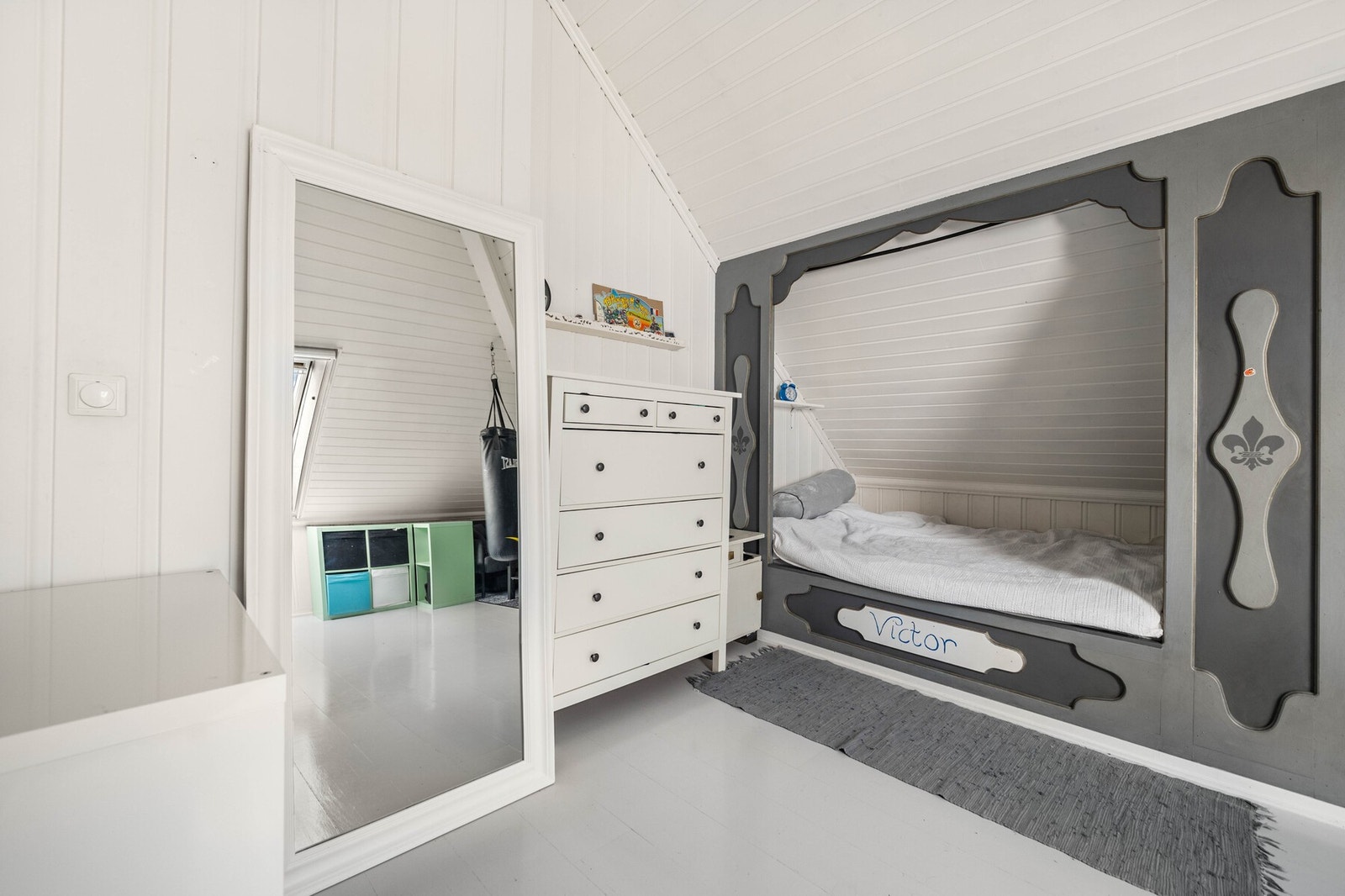 Soverommene oppe har plassbygde sengeløsninger ved kneveggen - koselige , romslige huler med god plass for både små og store. Galleribilde