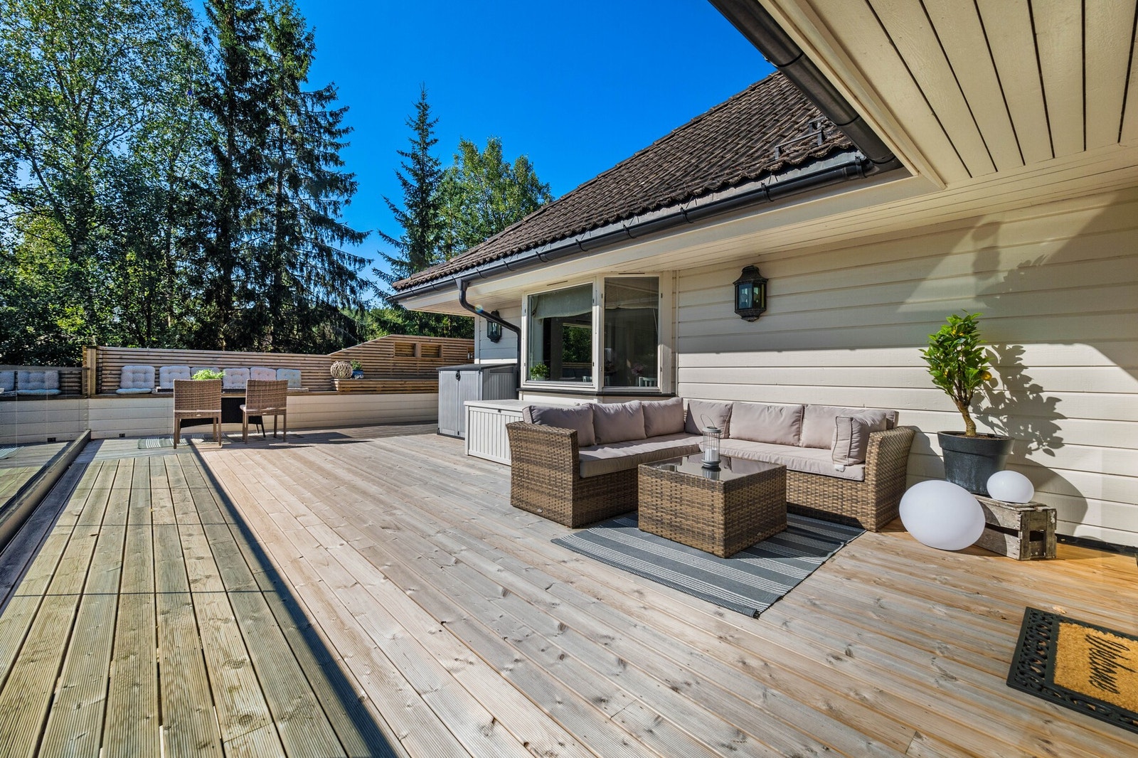 Terrassen er utmerket for å invitere til store sammenkomster i sommermåneden Galleribilde