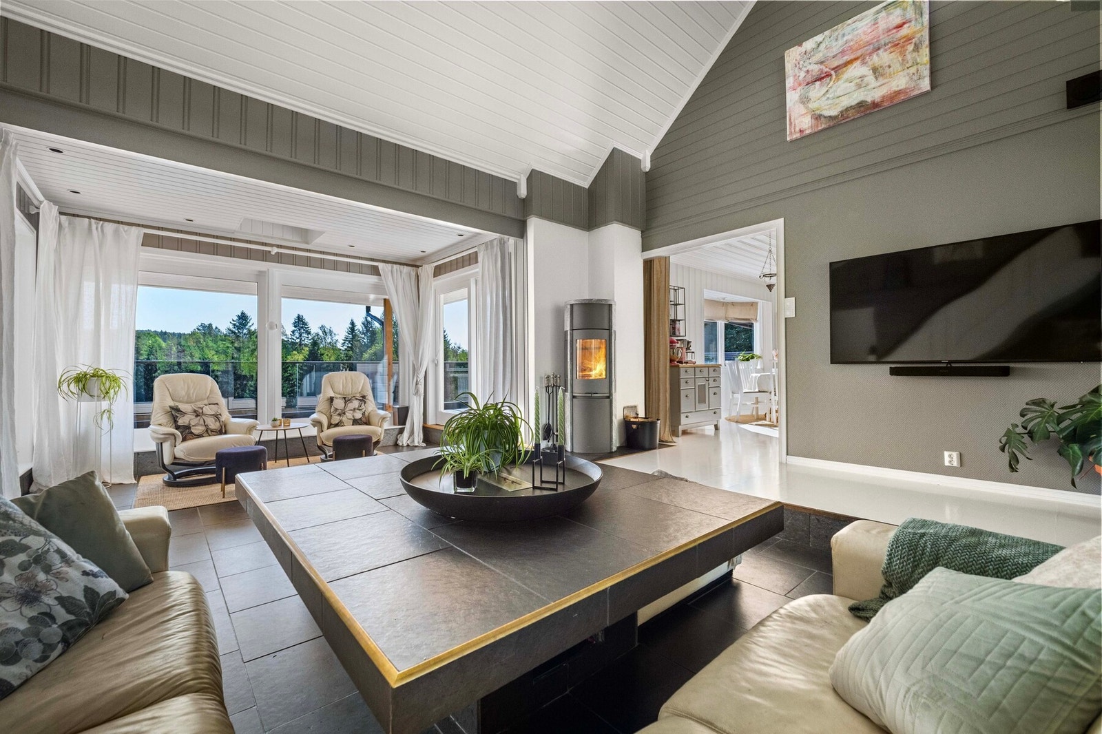 Et oppmurt stuebord er kledd i samme type fliser som gulvet. Galleribilde