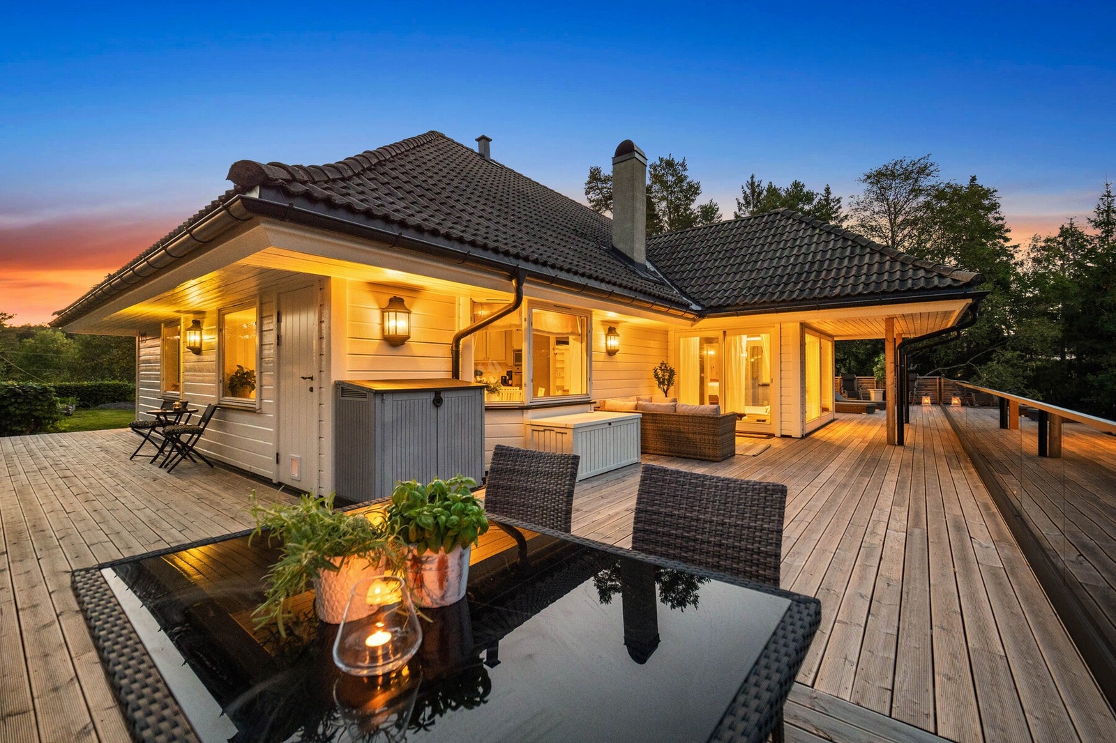 Rundt hele hovedetasjen har boligen en vidunderlig terrasse på ca. 141 kvm. Galleribilde