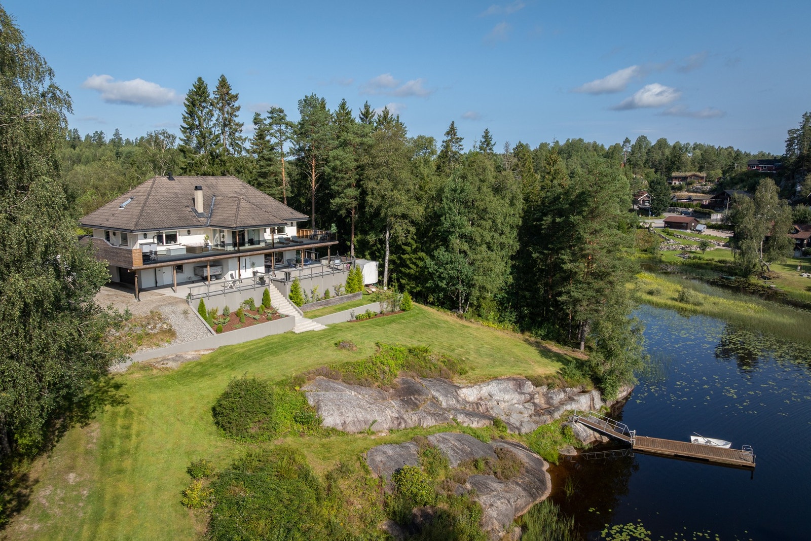 Selve huset ligger høyt og fritt med nydelig utsikt over vannet og de skogkledde omgivelsene. Galleribilde
