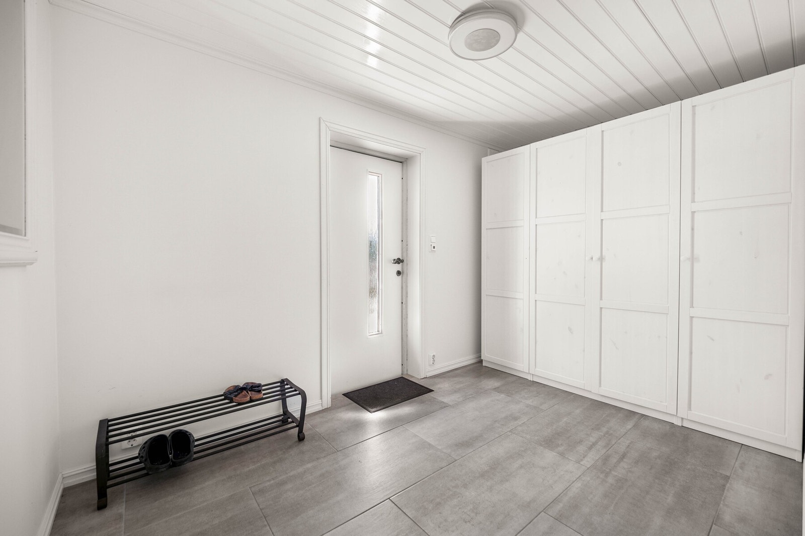 Entreen i underetasjen er innredet med et stort garderobeskap. Galleribilde