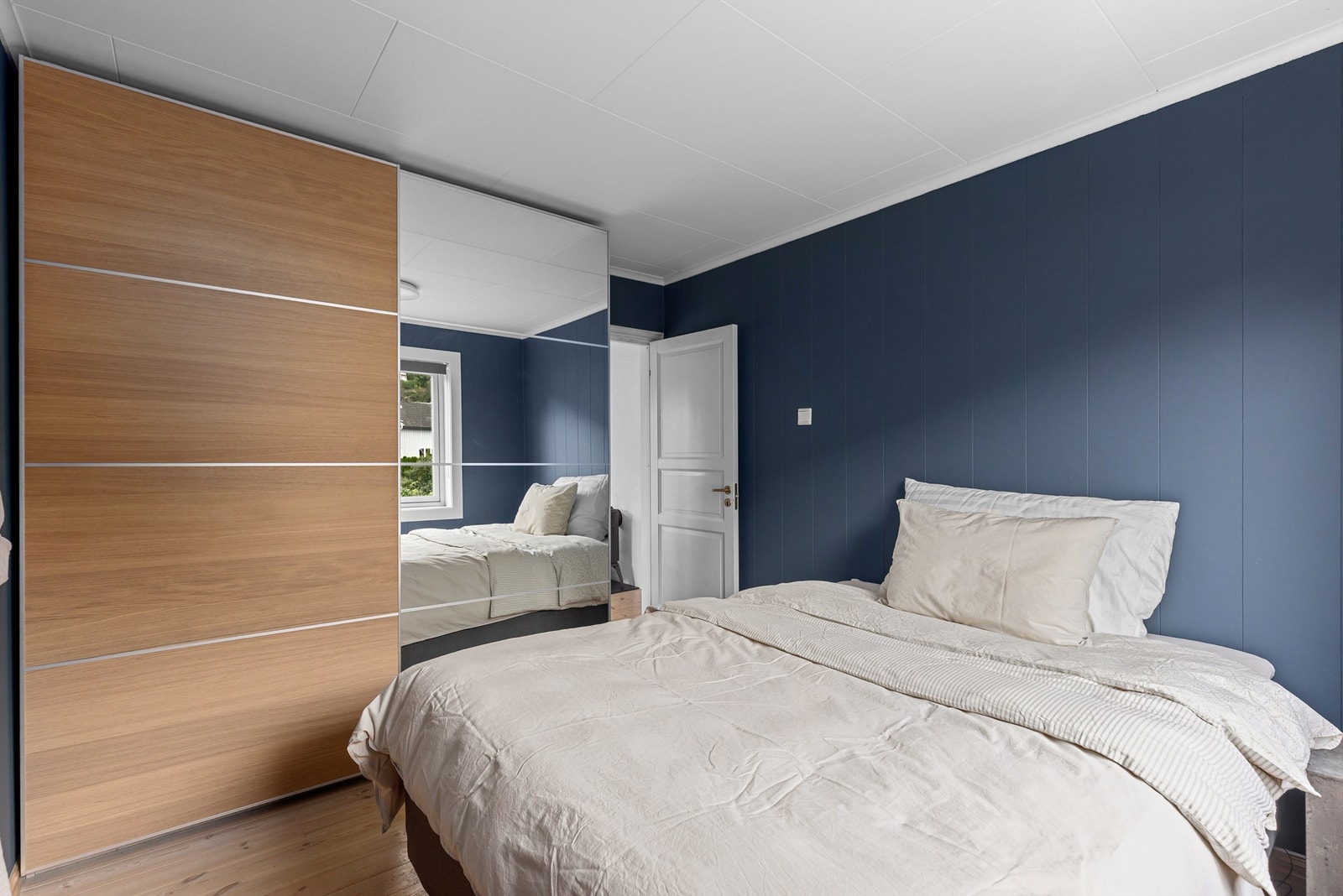 Godt med lagring i stort garderobeskap med skyvedører Galleribilde