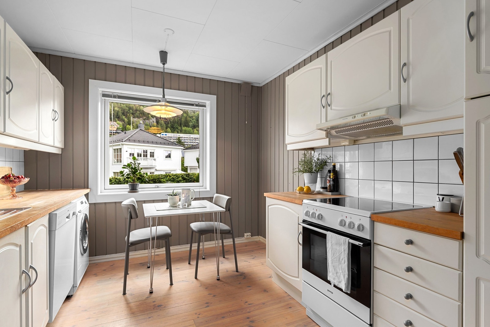 Eldre, men velholdt og funksjonelt separat kjøkken Galleribilde