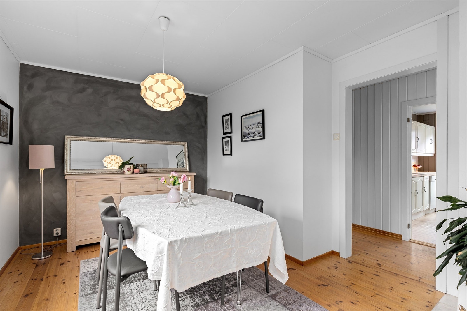 Hyggelig spisestue hvor man kan invitere familie og venner til hyggelige lag Galleribilde