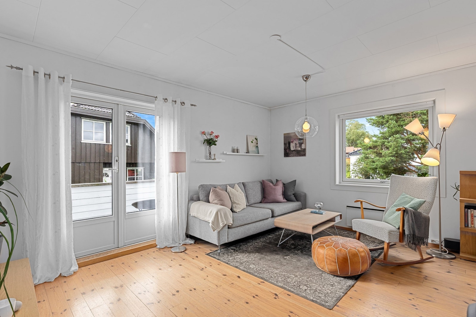 Vinduer på to sider gir godt med naturlig lys inn i rommet Galleribilde