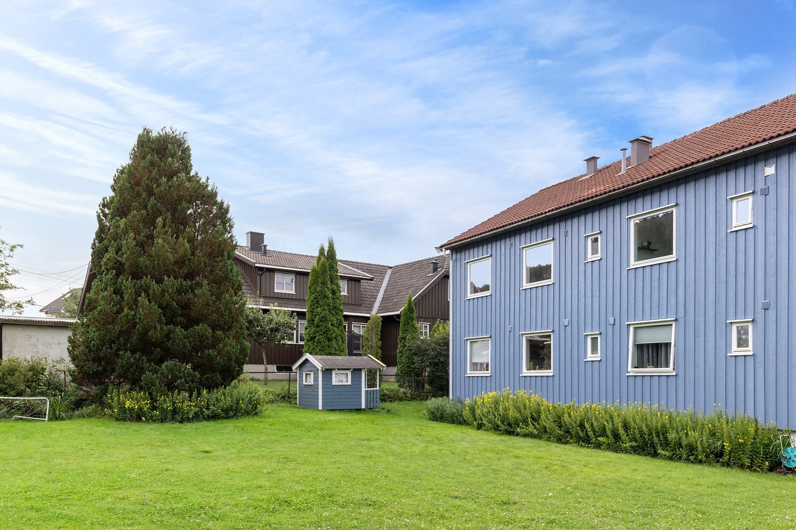 Tomten er fellesareal og er en sjeldent flott og skjermet tomt hvor barna kan gå fra hus til hus og besøke andre lekekamerater. Det er lekeapparater for barna inne på borettslagets tomt og fellesarealene er meget pent opparbeidet Galleribilde