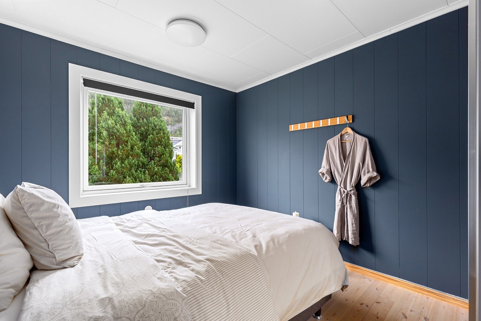 Stort og luftig hovedsoverom malt i behagelig farge Galleribilde