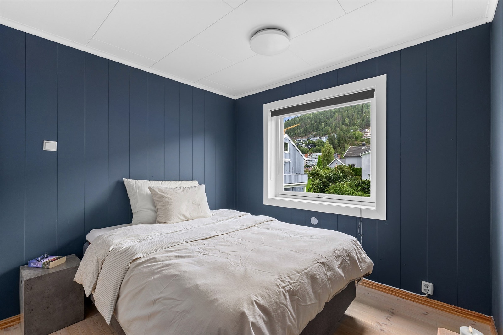 God plass til dobbeltseng og tilhørende nattbord Galleribilde