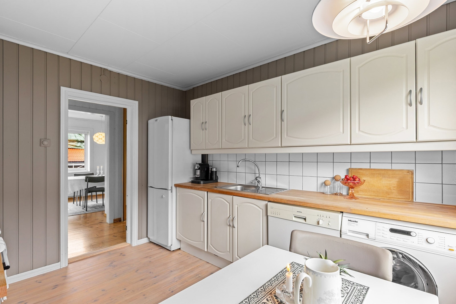 Kjøkkenet er romslig og har godt med skap- og benkeplass Galleribilde