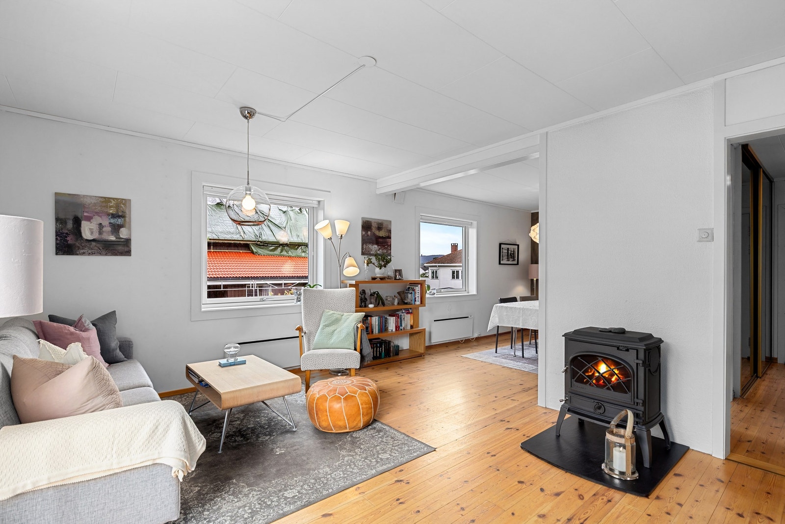 Peis i stuen bidrar til komfort og hygge på kalde dager Galleribilde