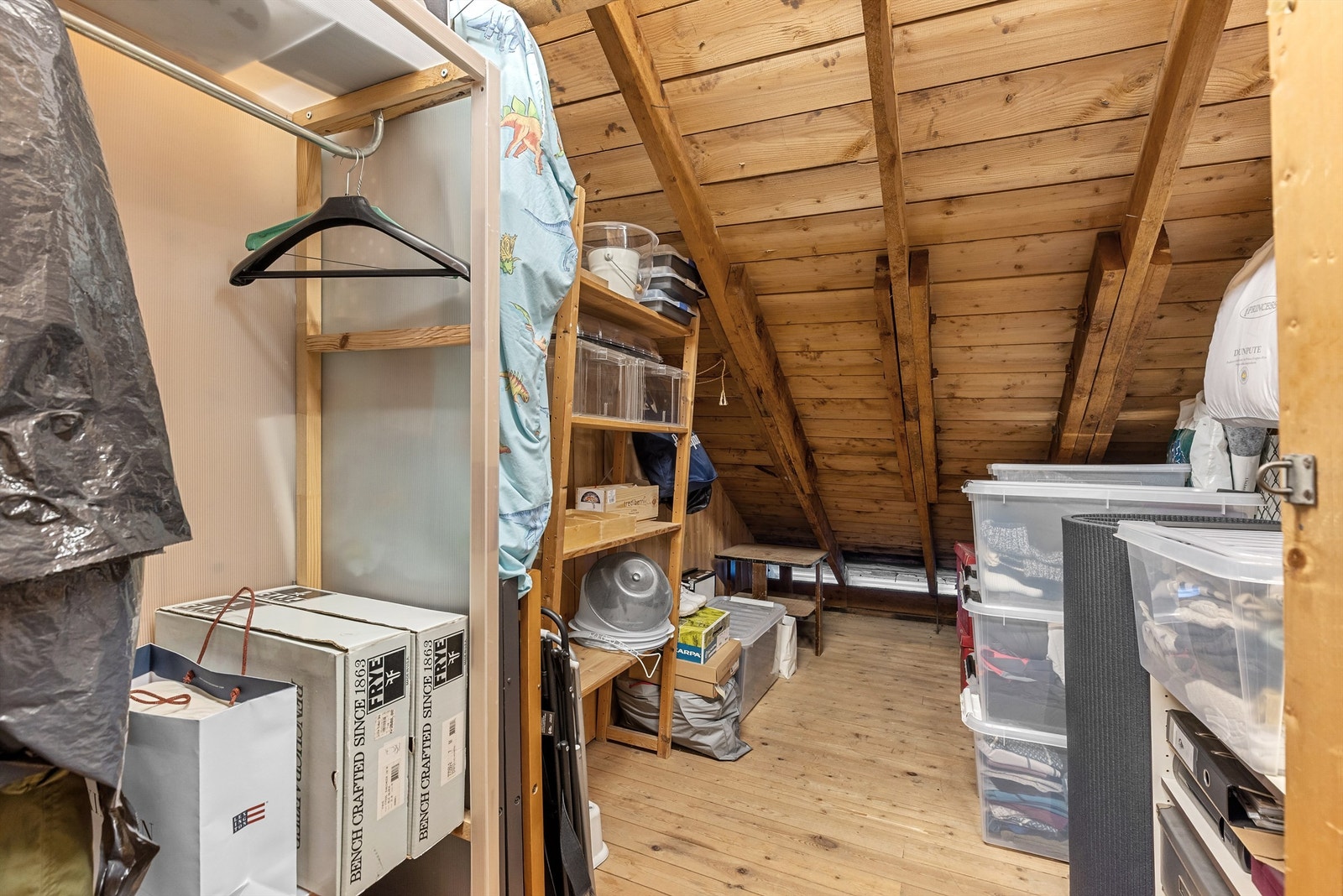 Det følger med 2 sjeldent store boder. Her er loftsboden på ca 5 kvm (ca 10. kvm gulvareal) Galleribilde