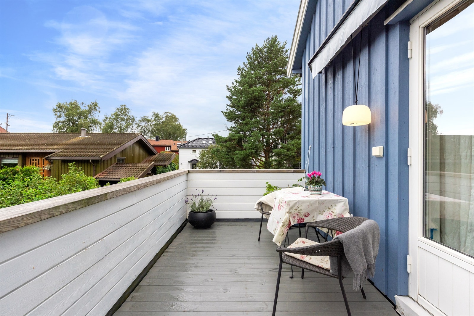 Det er godt med plass til utemøbler og grill Galleribilde