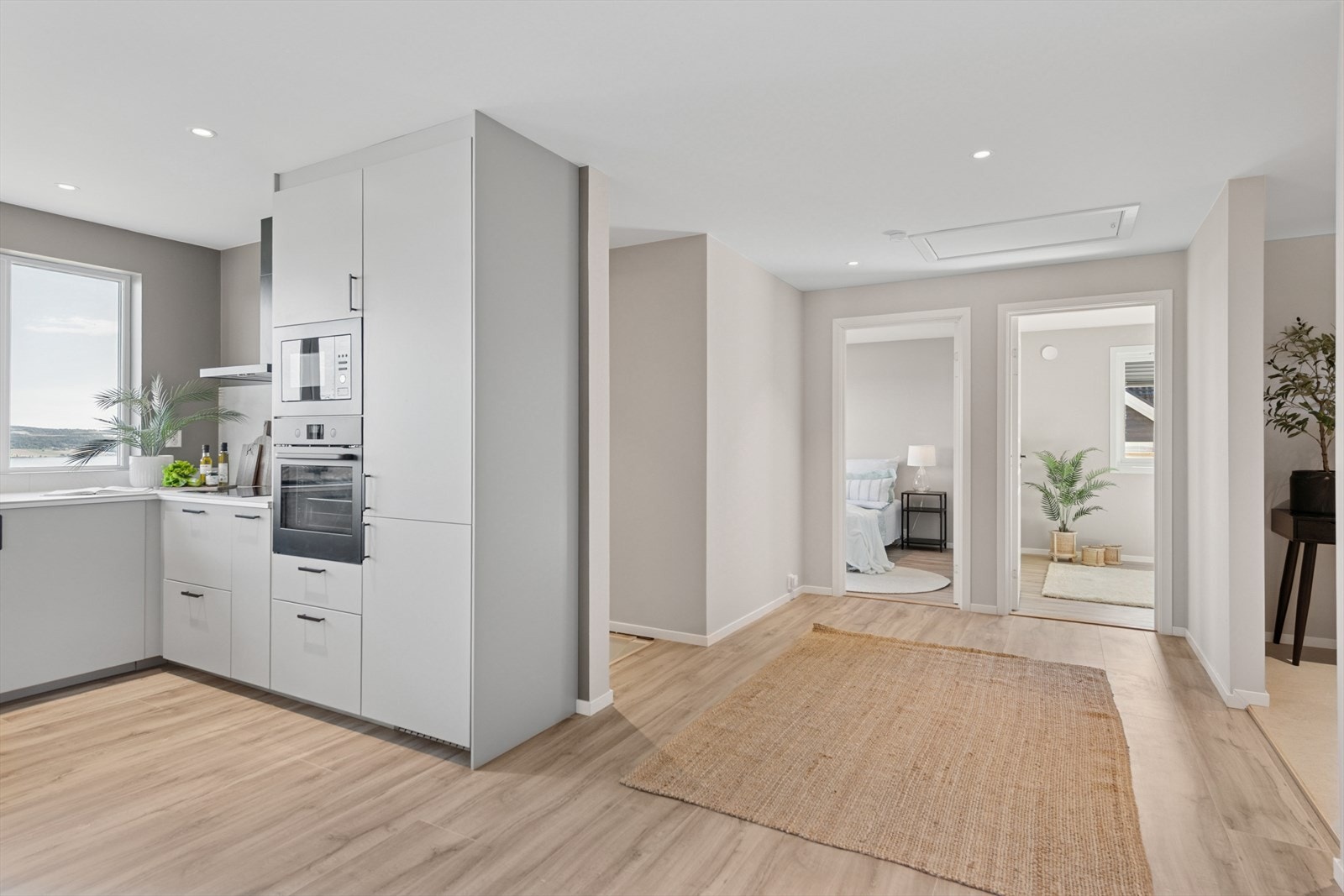 Lys, åpen og praktisk planløsning mellom rommene. Galleribilde