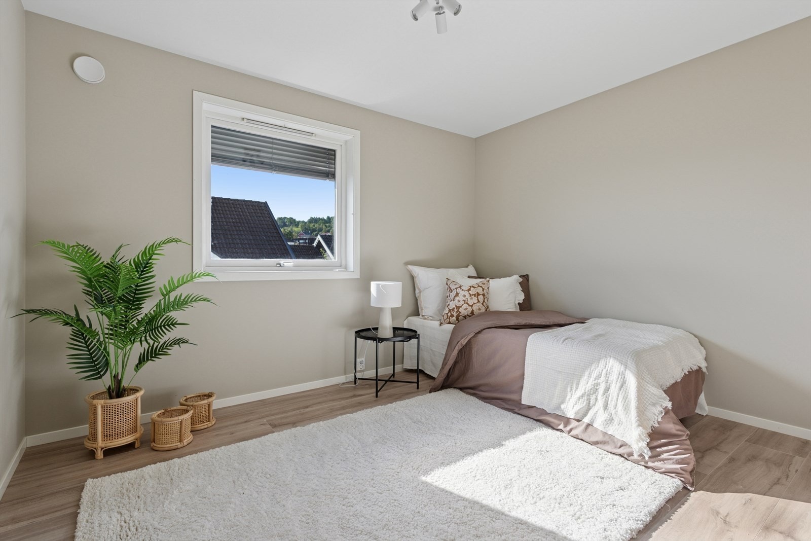 Lyst og romslig soverom med god plass til ønsket møblering. Galleribilde