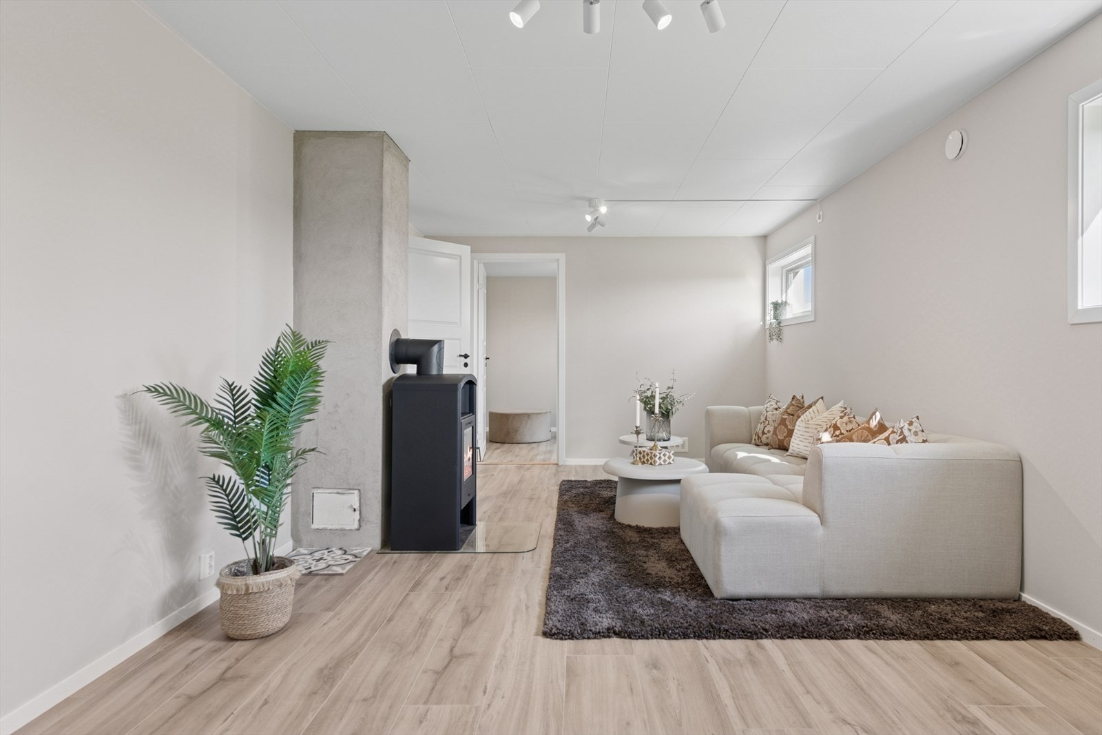 Lys og innbydende stue i underetasjen. Vedovn som gir lun og god varme på kalde vinterdager. Galleribilde