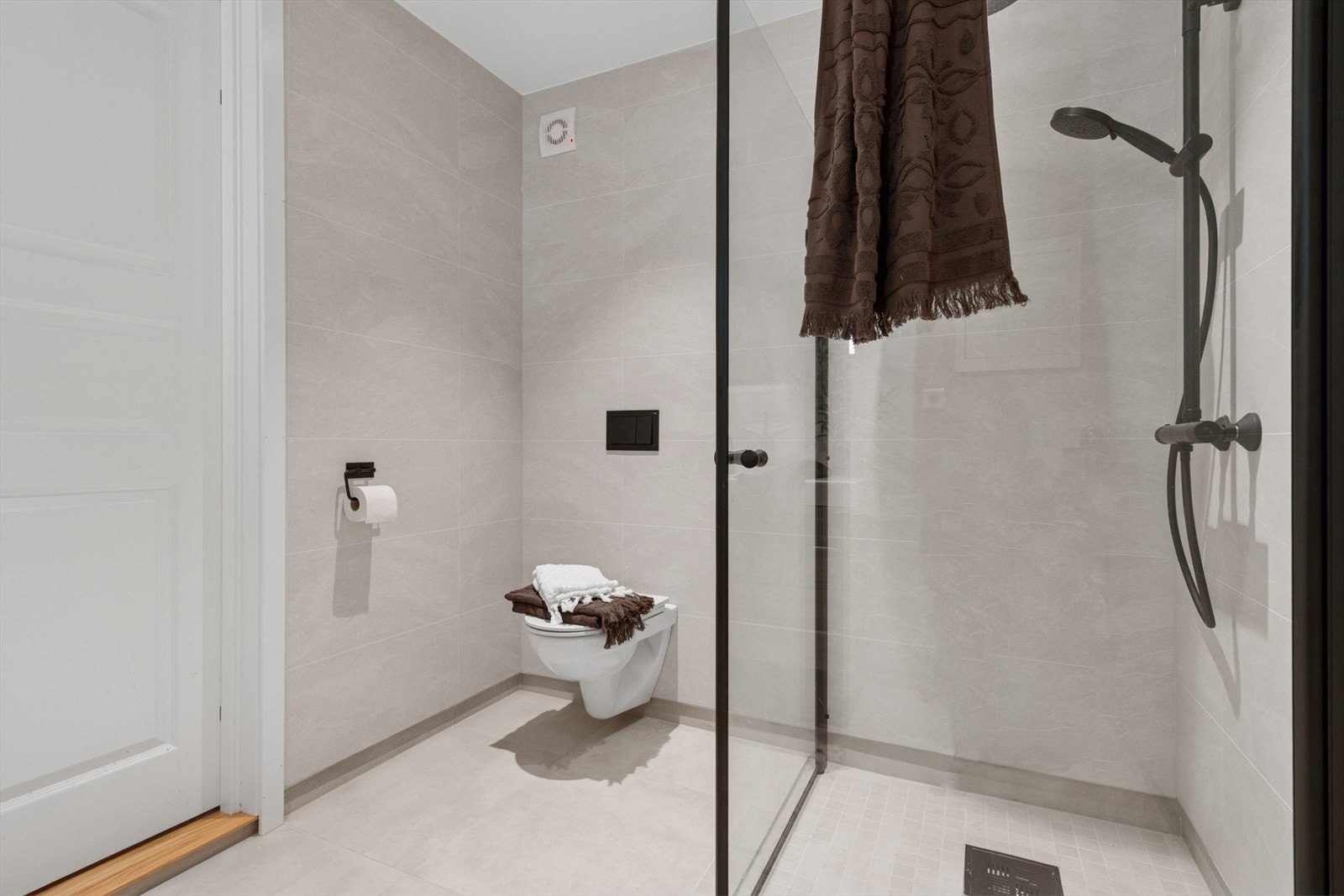 Baderom med vegghengt wc. Galleribilde