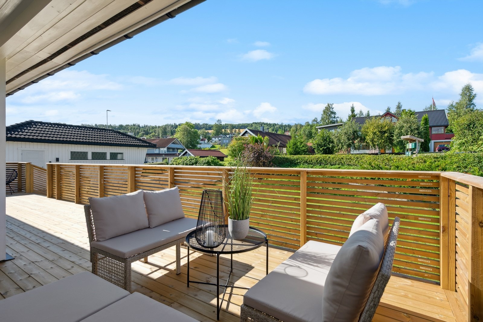 Romslig, delvis overbygd terrasse til stor glede på gode og varme sommerdager. Galleribilde