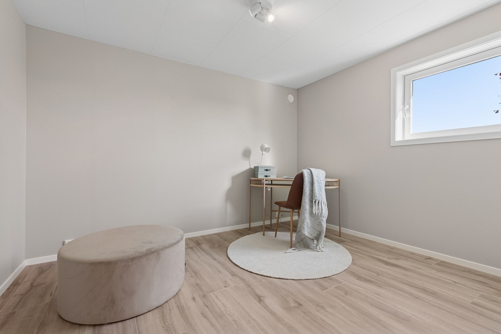 Flott hjemmekontor med god plass og behagelig atmosfære. Galleribilde