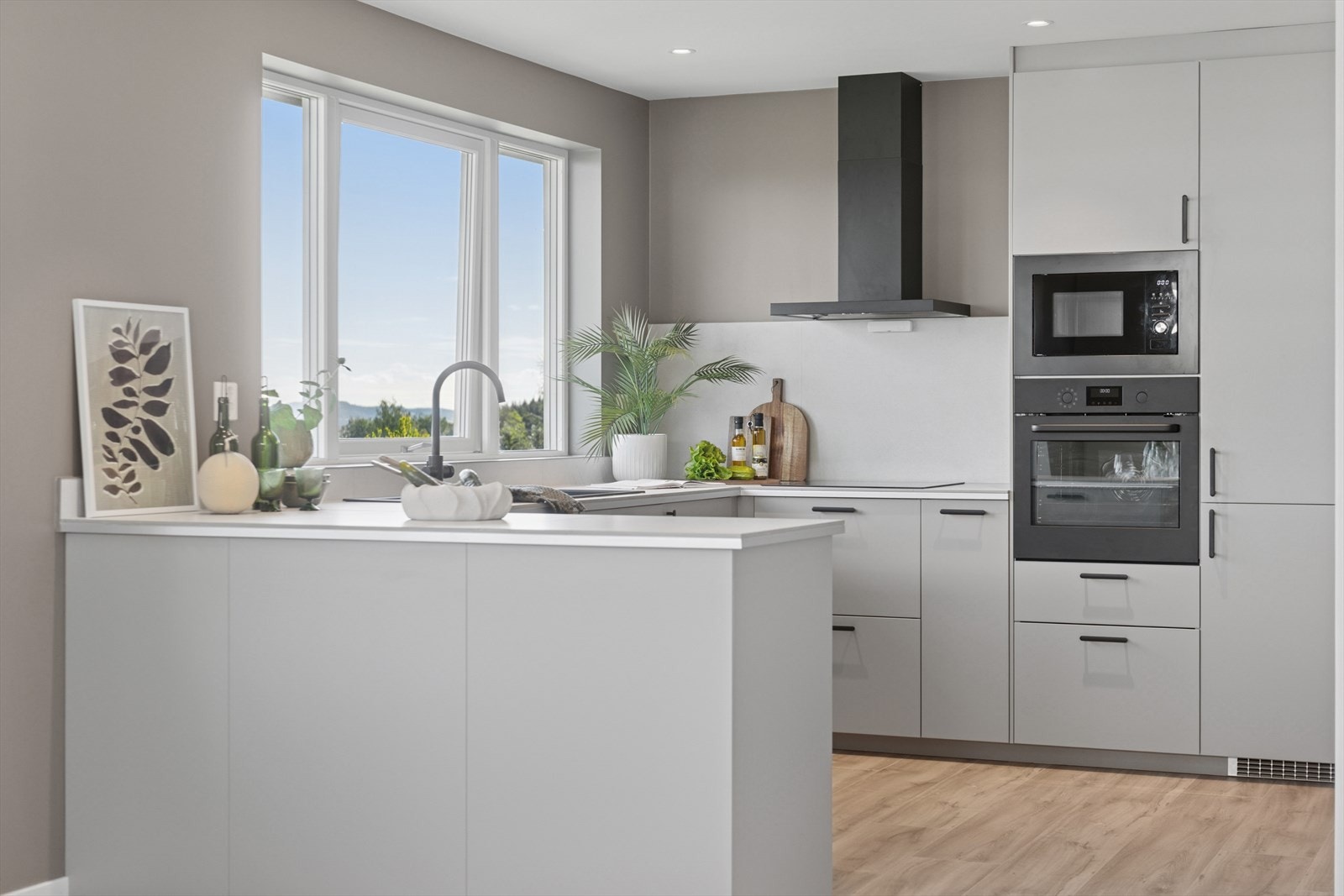 Komfyrvakt og Waterguard er installert. Kjøkkenventilator er montert over komfyr. Galleribilde