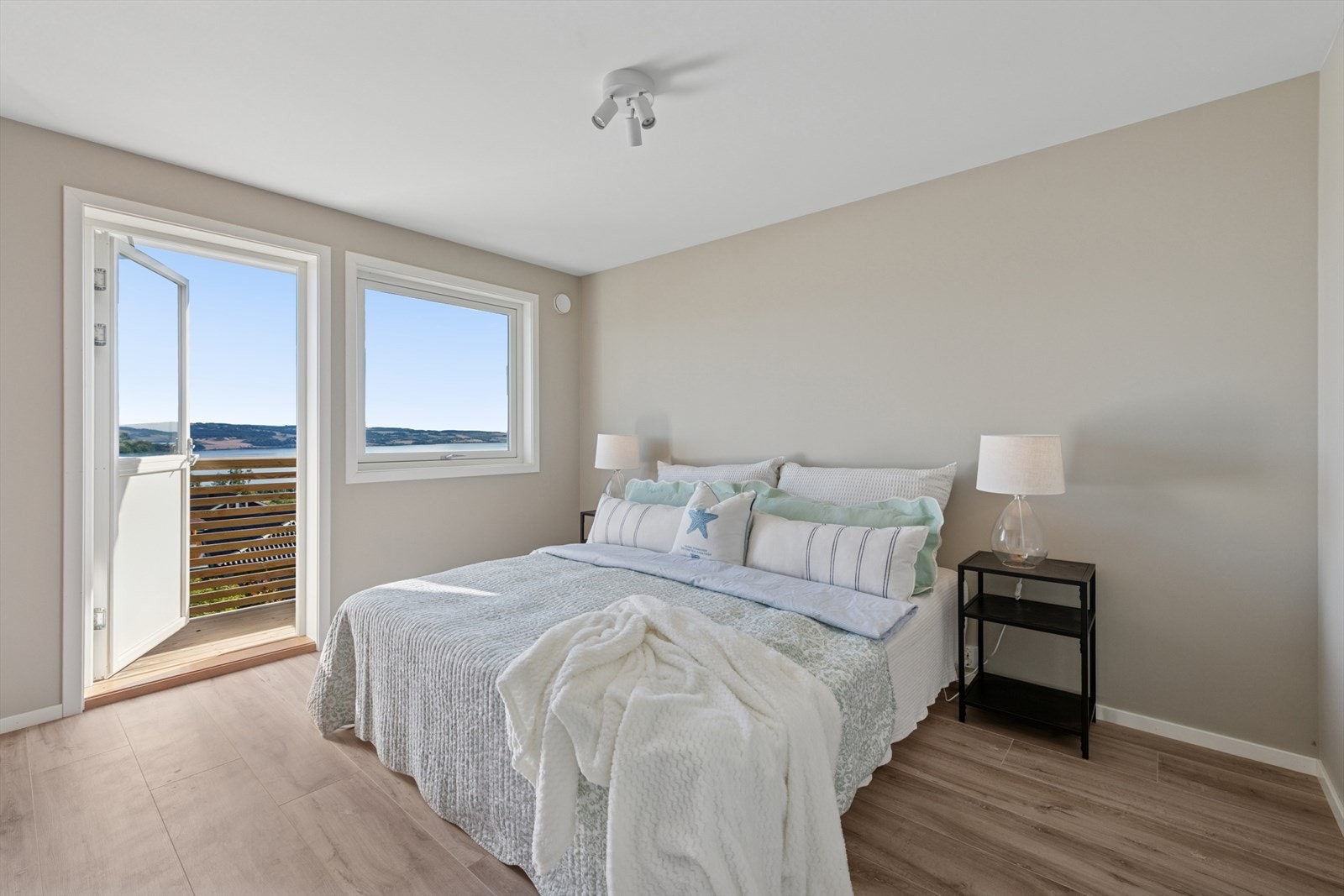 Meget pent og luftig soverom med direkte utgang til solrik balkong. Galleribilde