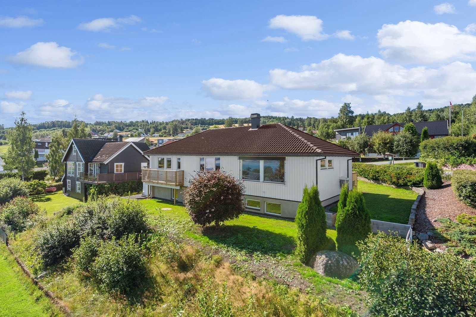 Her har du sjansen til å sikre deg en meget flott og enebolig med utmerket standard og super beliggenhet! Galleribilde